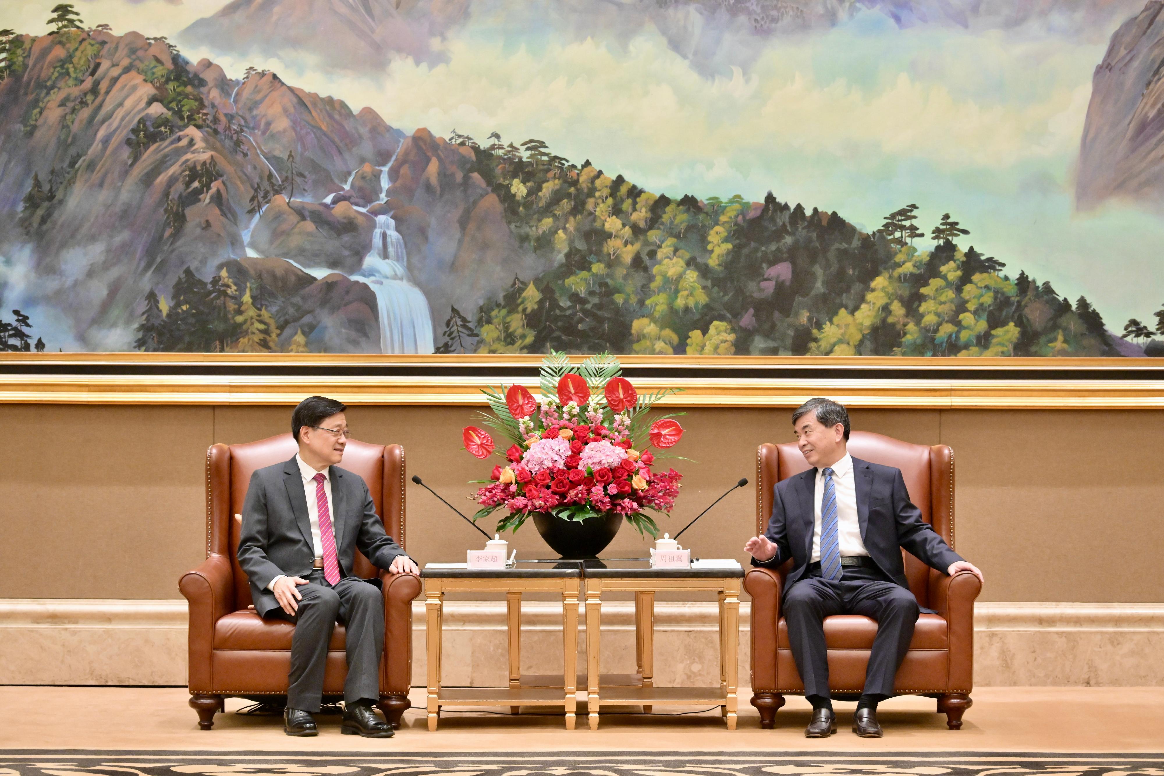 The Chief Executive, Mr John Lee, started his visit to Fujian today (June 22). Photo shows Mr Lee (left) meeting with the Secretary of the CPC Fujian Provincial Committee, Mr Zhou Zuyi (right), to exchange views on deepening co-operation between Fujian and Hong Kong.