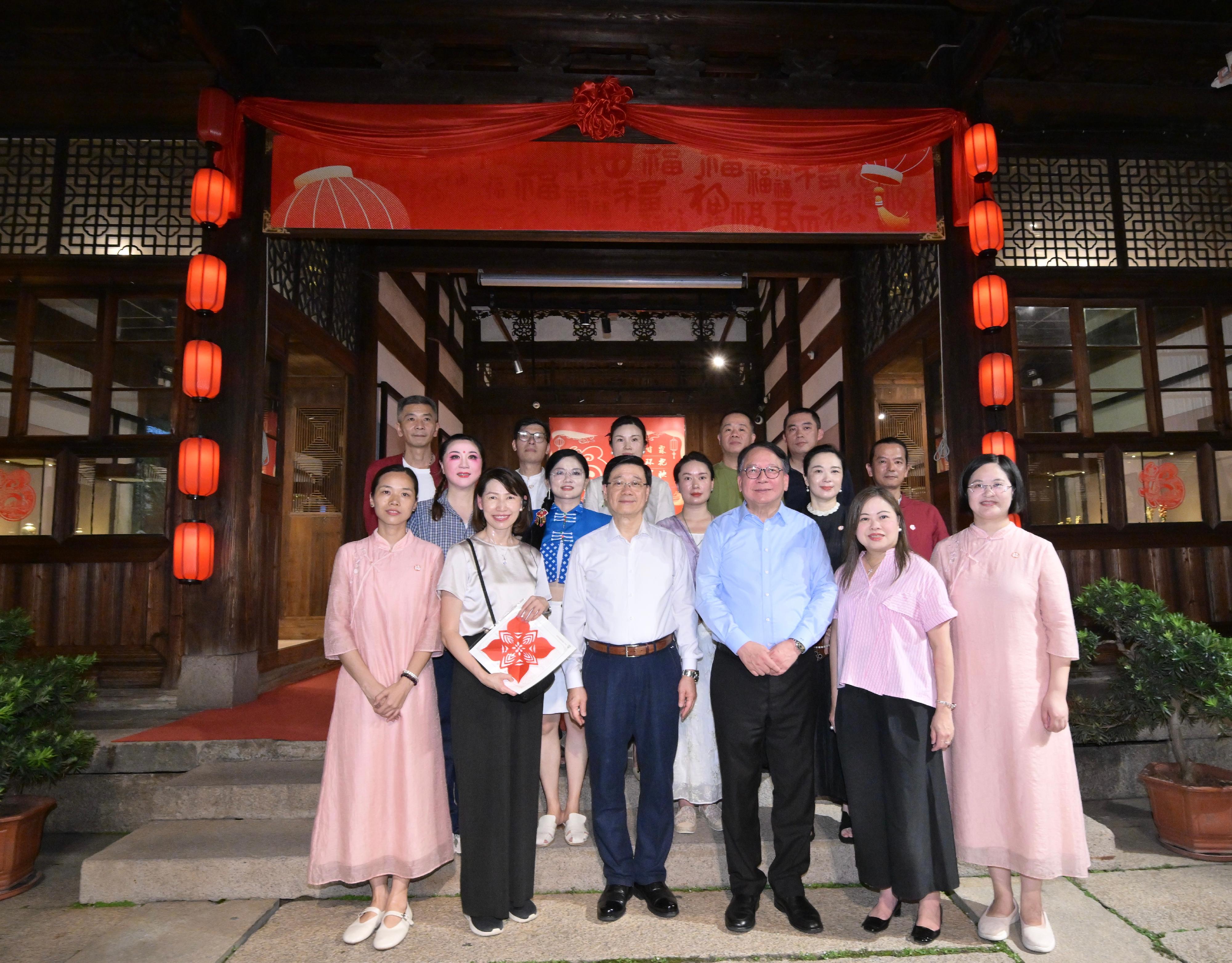 The Chief Executive, Mr John Lee (front row, third left), visited the Museum of Fujian Intangible Cultural Heritage in Sanfang Qixiang, a historic neighbourhood, in Fujian today (June 22). Looking on are the Chief Secretary for Administration, Mr Chan Kwok-ki (front row, third right); the Secretary for Culture, Sports and Tourism, Miss Rosanna Law (front row, second right); and the Director of the Chief Executive's Office, Ms Carol Yip (front row, second left).