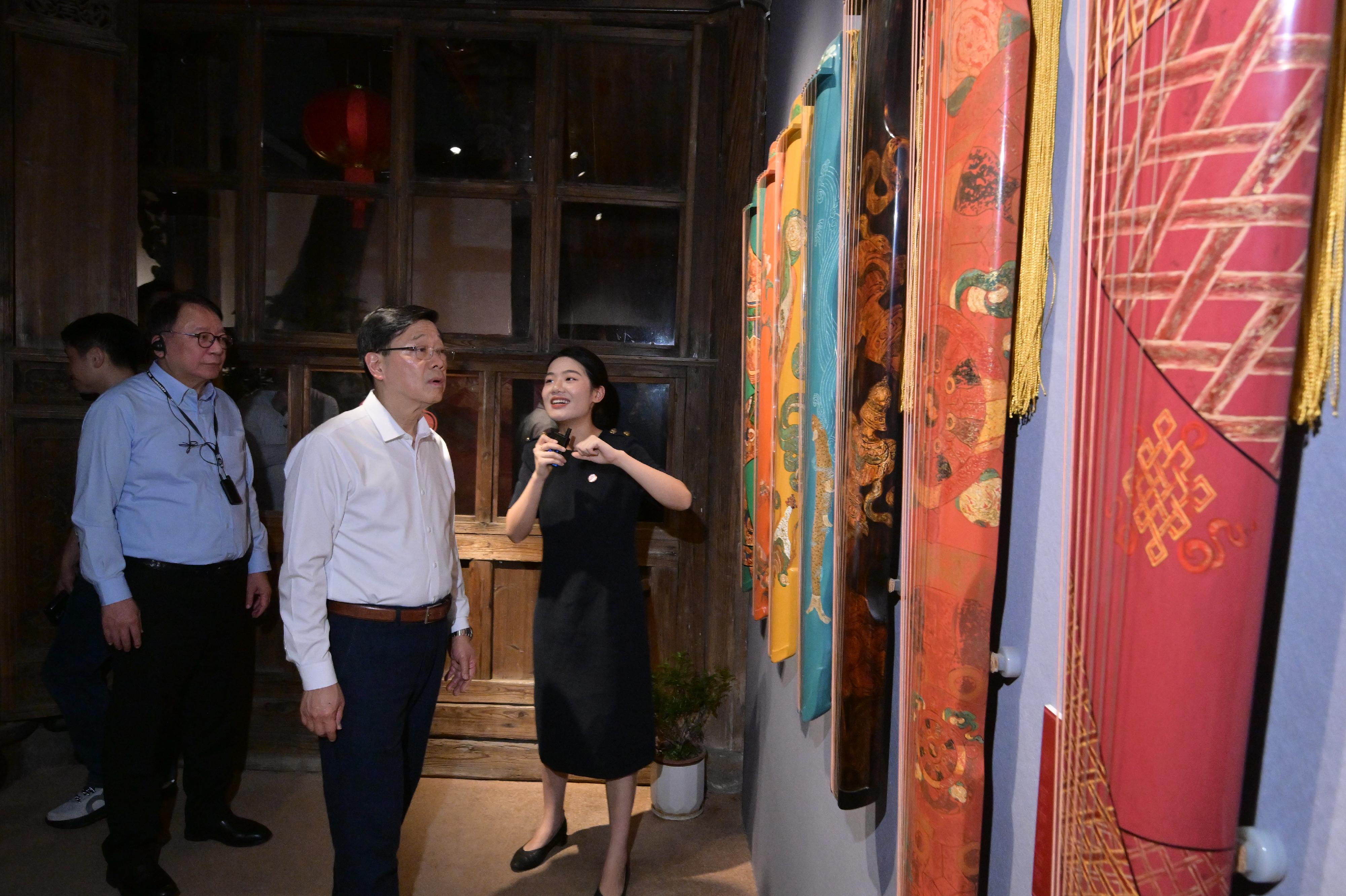 The Chief Executive, Mr John Lee (second right), visited the Museum of Fujian Intangible Cultural Heritage in Sanfang Qixiang, a historic neighbourhood, in Fujian today (June 22).