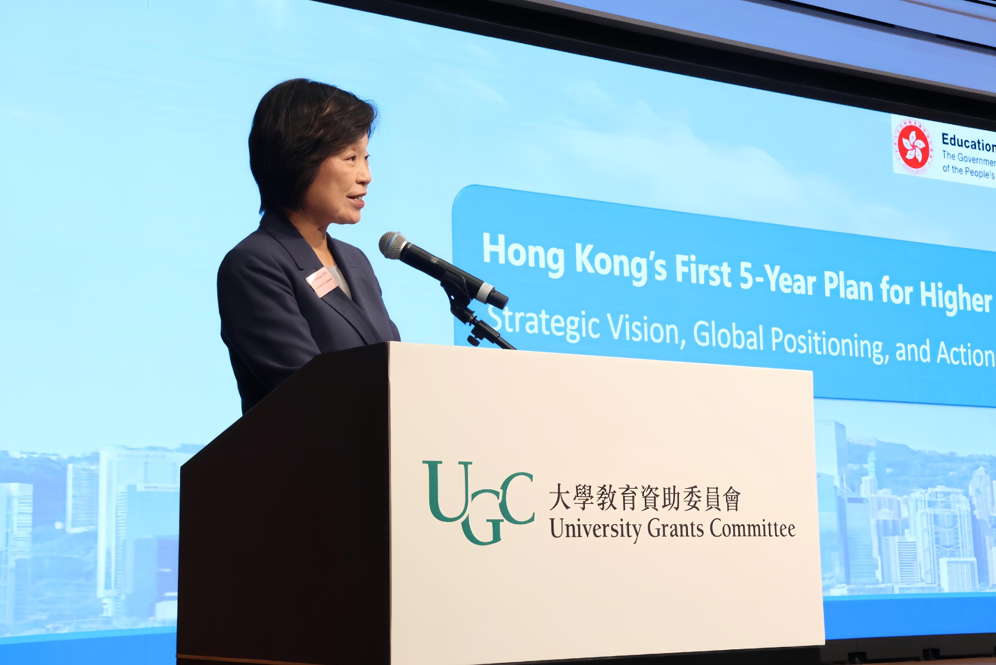 大學教育資助委員會(教資會)今日(六月二十二日)舉辦2026大學領導論壇,向八所教資會資助大學的校董會成員及高層管理人員介紹教資會的最新措施,並促進大學校董會代表就香港高等教育發展交流意見。圖示教育局局長蔡若蓮博士在論壇上就香港五年規劃發表主題演講。