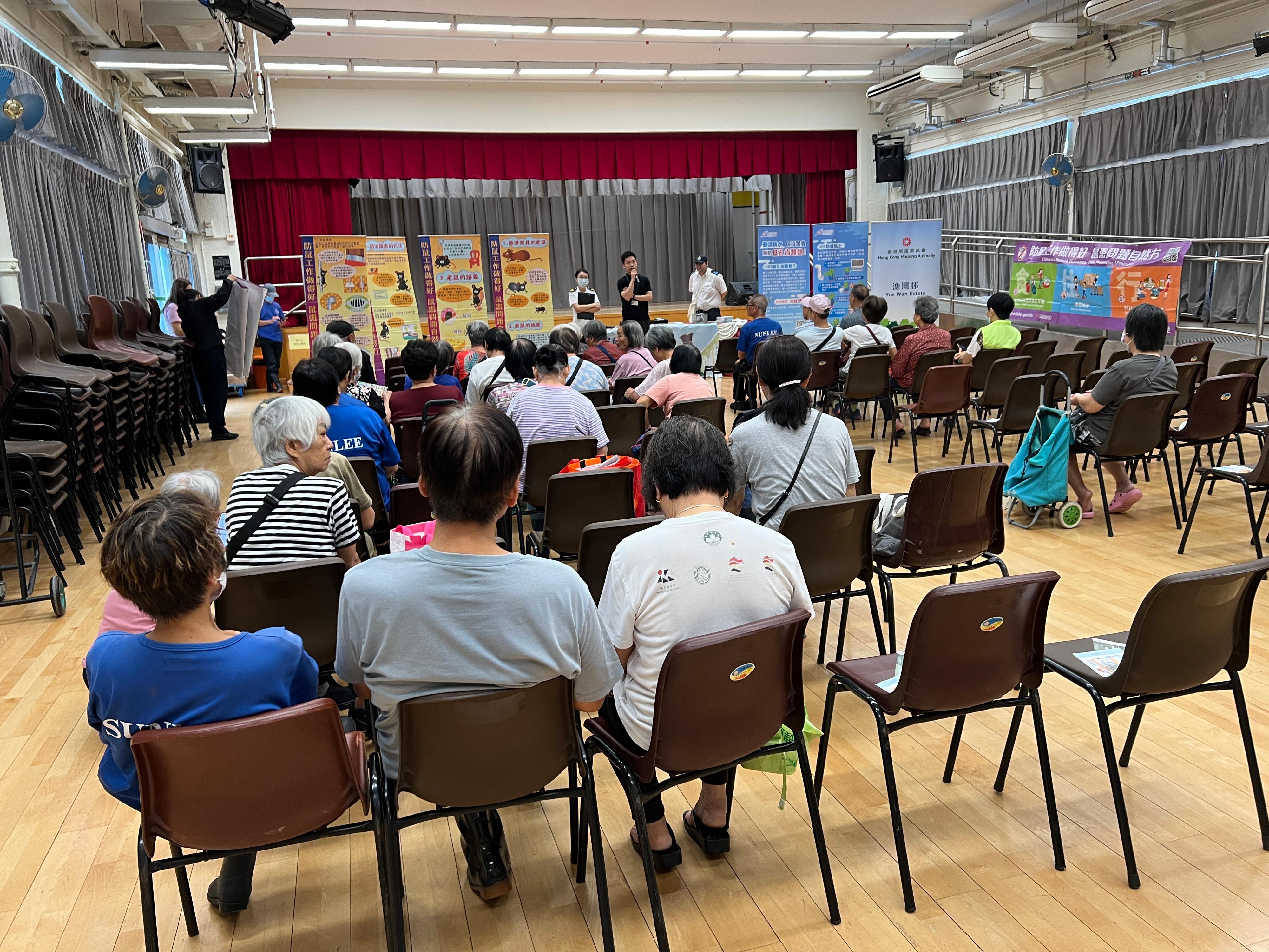 The Food and Environmental Hygiene Department (FEHD) today (June 22) released the fourth batch of gravidtrap indexes and density indexes for Aedes albopictus in June, covering 24 survey areas. Photo shows staff members of the FEHD holding a seminar at a public housing estate in Chai Wan, Eastern District, to raise public awareness of mosquito prevention and control.