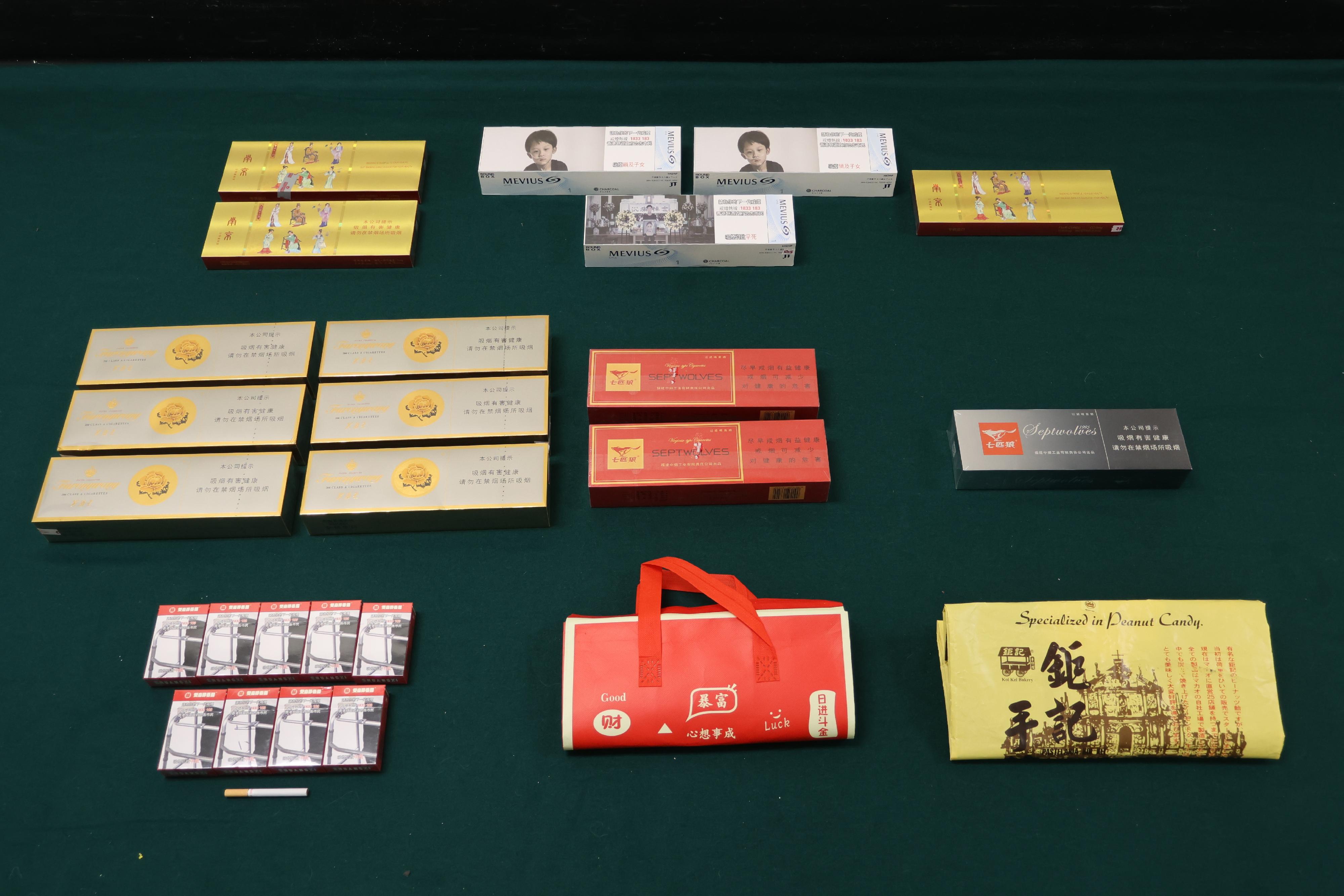 兩名入境男旅客因管有或進口未完稅香煙及未有向海關人員作出申報,違反《應課稅品條例》,今日(六月二十二日)分別在法院被判處監禁四星期和罰款一千元,以及監禁三個月及罰款一千元。圖示於一名三十四歲抵港本地男子攜帶的個人行李內檢獲的未完稅香煙。