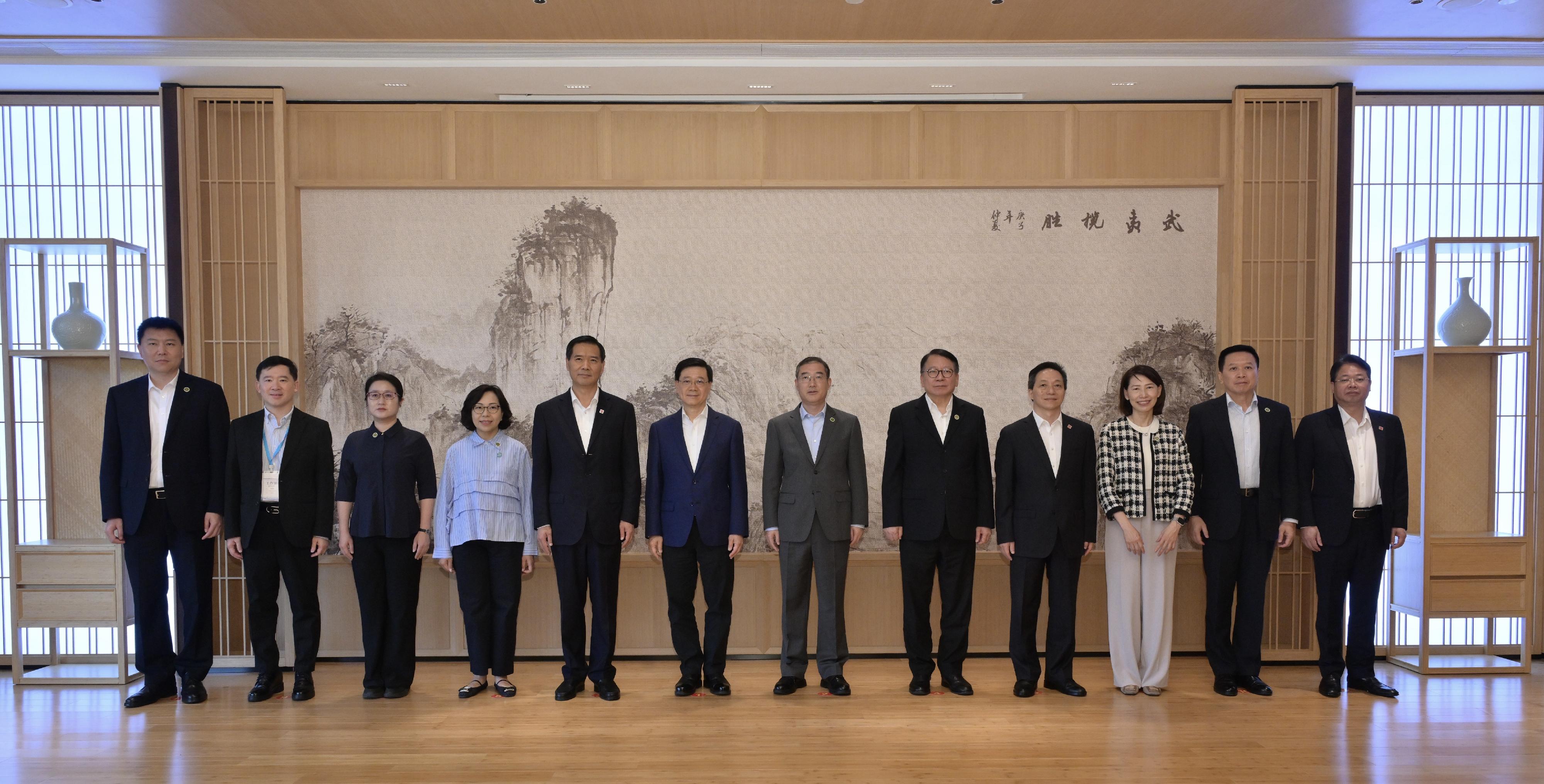 行政長官李家超今日(六月二十三日)繼續福建訪問行程,與南平市委書記袁超洪會面。圖示(左四起)民政及青年事務局局長麥美娟、袁超洪、李家超、福建省副省長趙增連、政務司司長陳國基和其他嘉賓在會面上合照。