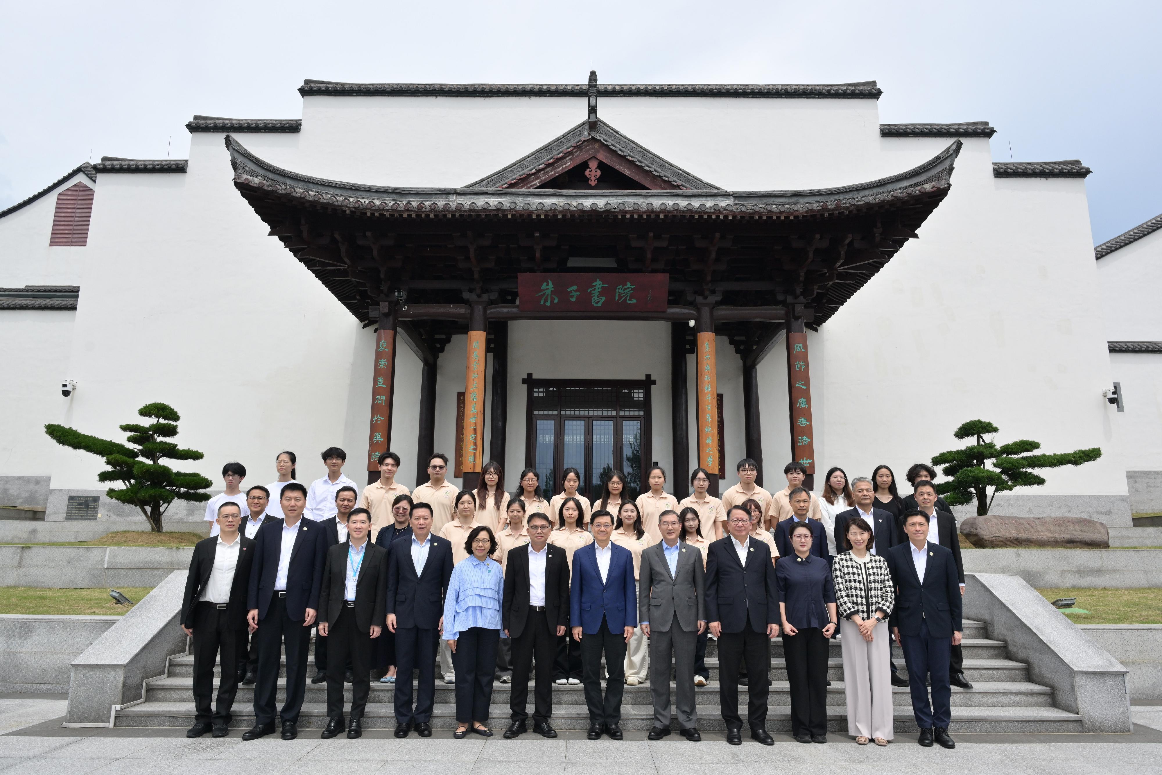 行政長官李家超今日(六月二十三日)繼續福建訪問行程。圖示(前排左五起)民政及青年事務局局長麥美娟、武夷學院黨委書記莊祥生、李家超、福建省副省長趙增連、政務司司長陳國基和其他嘉賓到訪武夷學院。