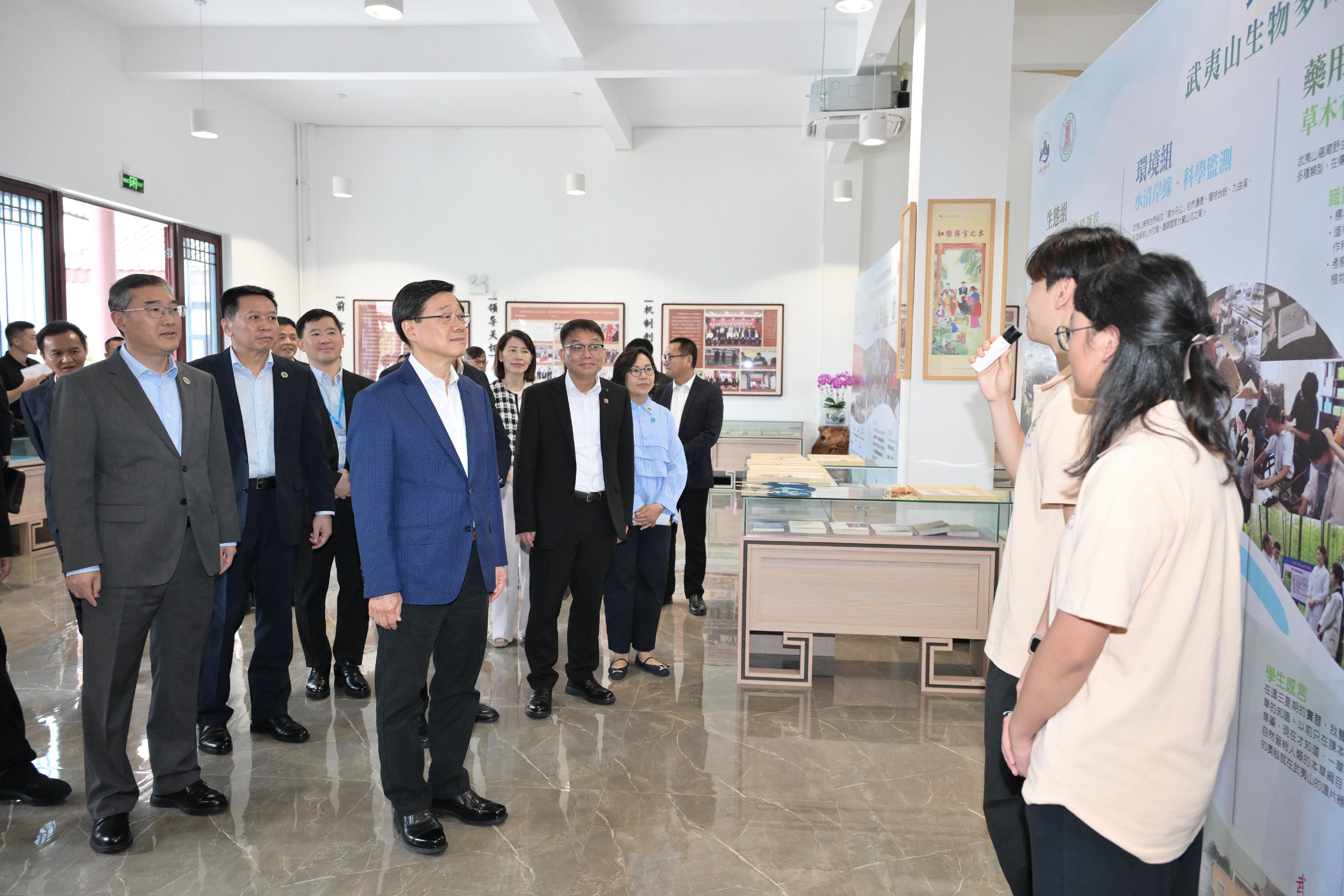 行政長官李家超今日(六月二十三日)繼續福建訪問行程。圖示李家超(左四)到訪武夷學院,與在當地參加「武夷山生物多樣性保育青年實習計劃」的香港青年交流。