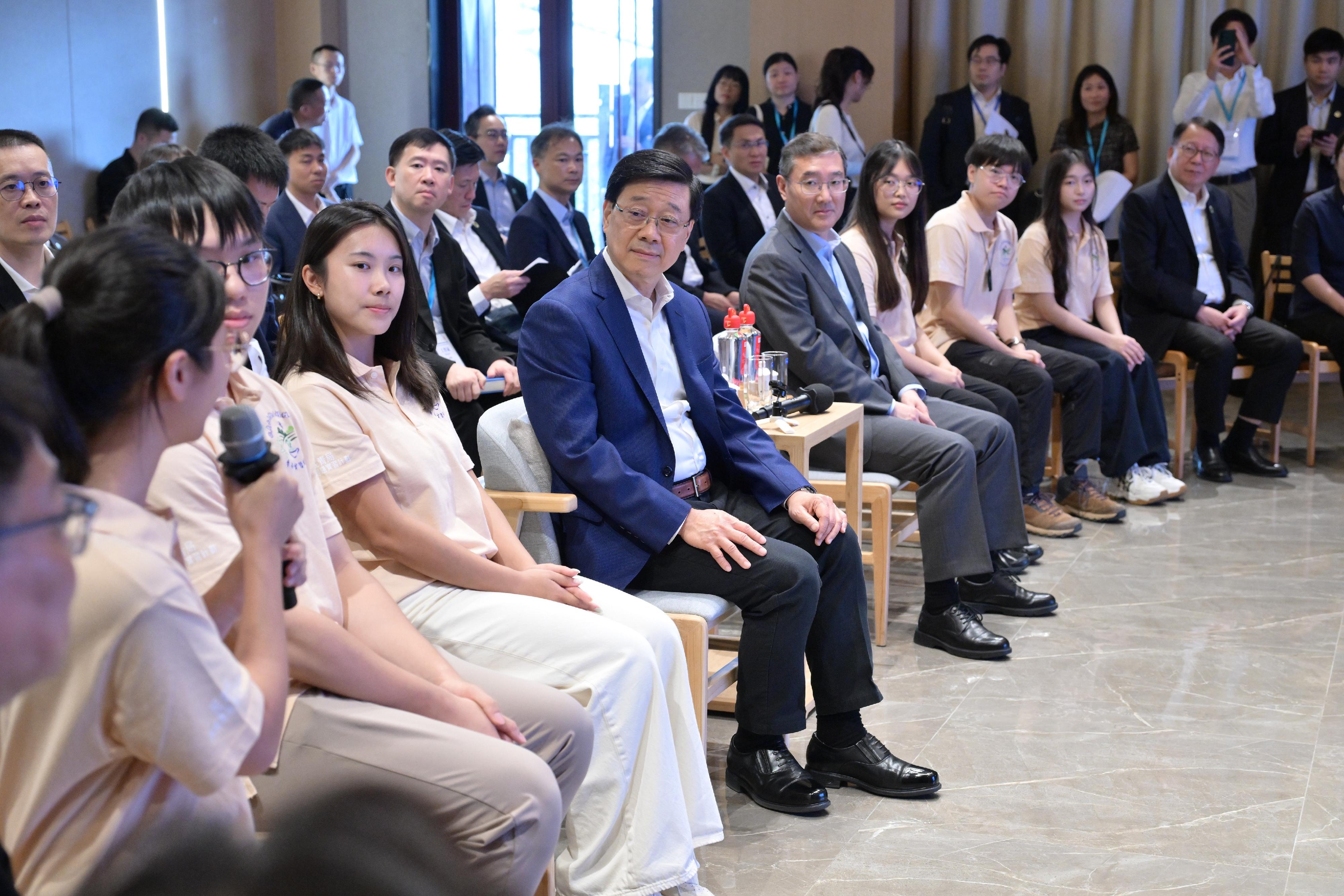 行政長官李家超今日(六月二十三日)繼續福建訪問行程。圖示李家超(前排左四)到訪武夷學院,與在當地參加「武夷山生物多樣性保育青年實習計劃」的香港青年交流。
