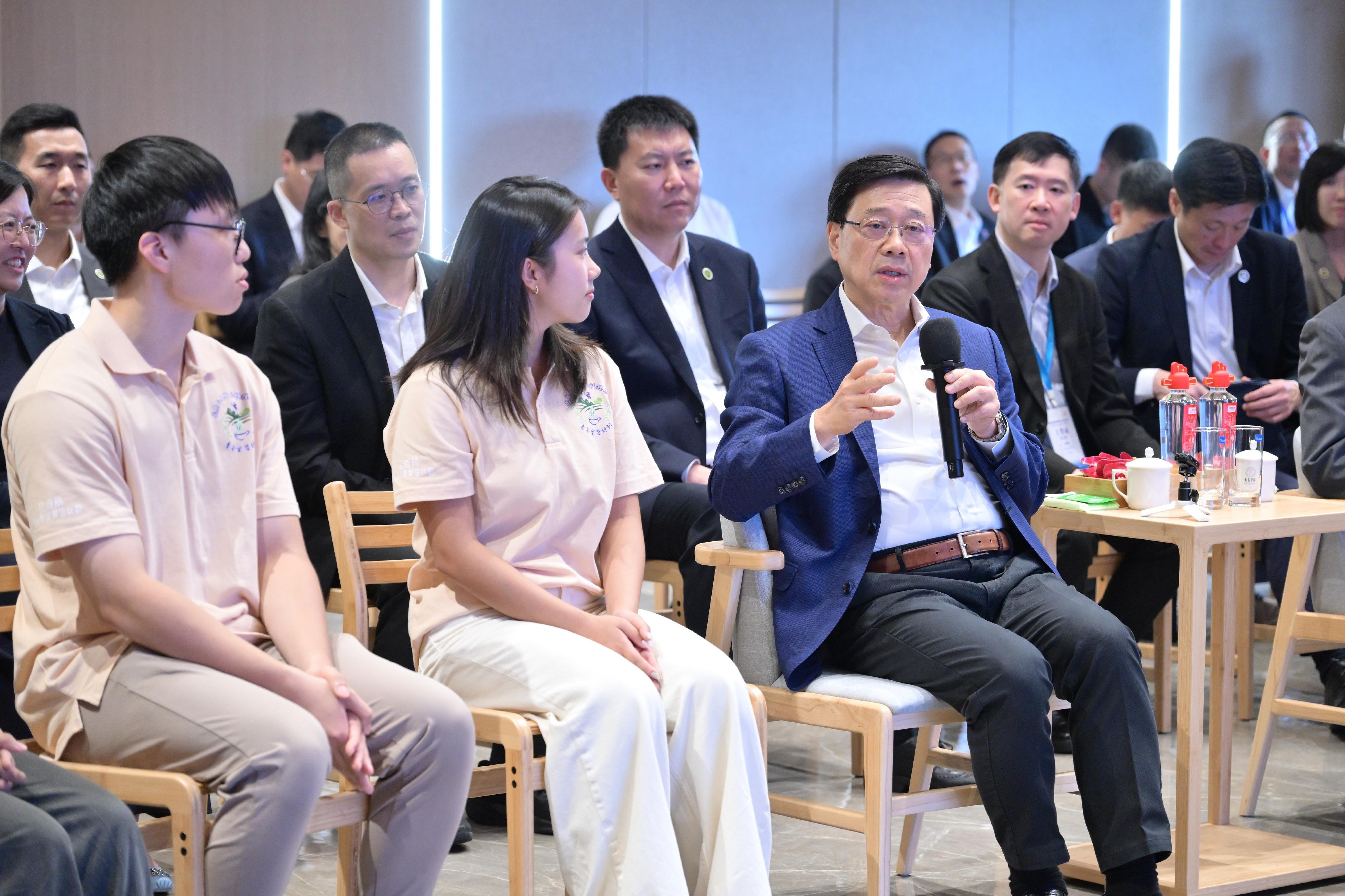 行政長官李家超今日(六月二十三日)繼續福建訪問行程。圖示李家超(前排右)到訪武夷學院,與在當地參加「武夷山生物多樣性保育青年實習計劃」的香港青年交流。