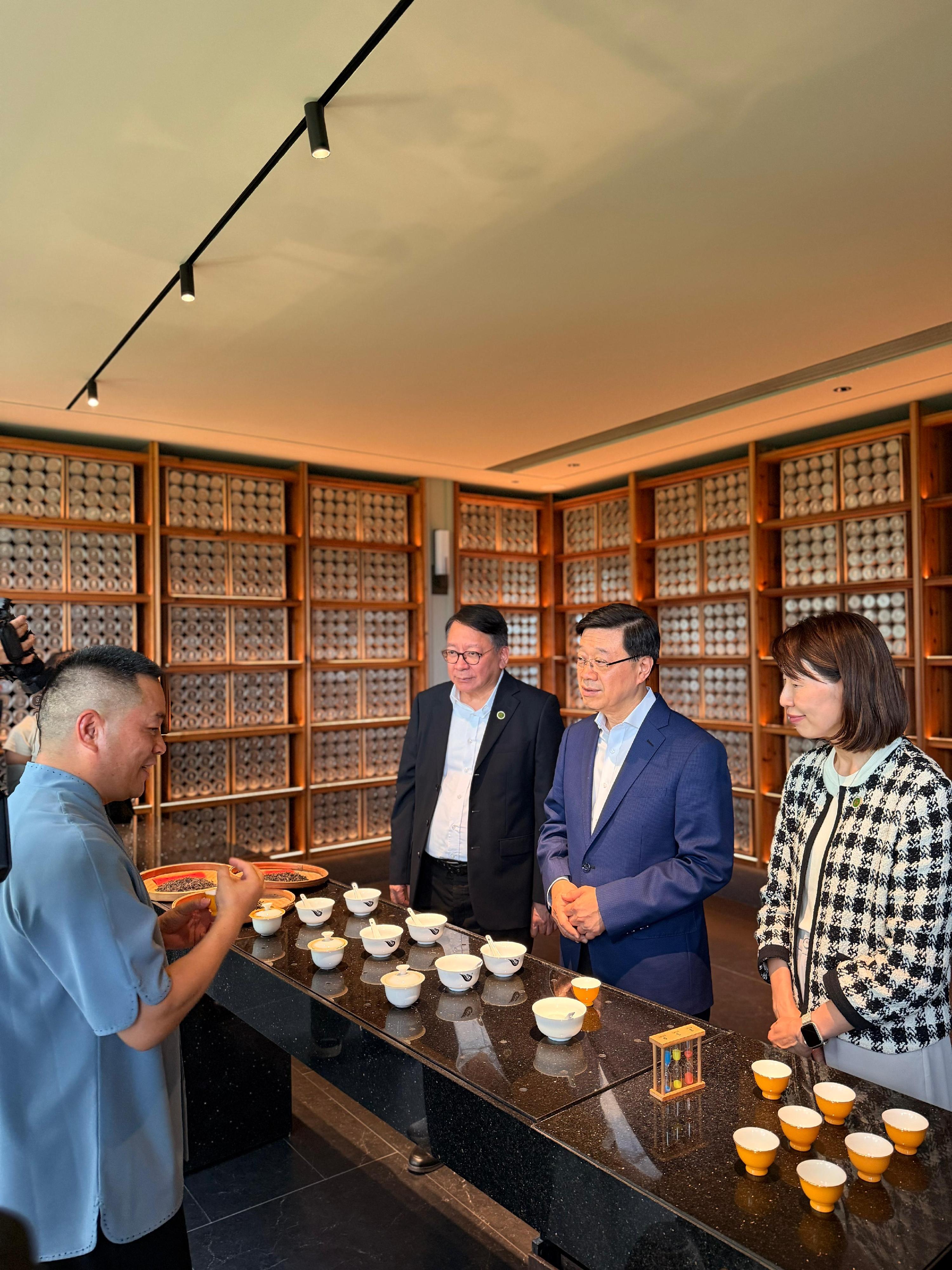 行政長官李家超今日(六月二十三日)繼續福建訪問行程。圖示李家超(右二)到訪瑞泉岩茶博物館。旁為政務司司長陳國基(右三)和行政長官辦公室主任葉文娟(右一)。