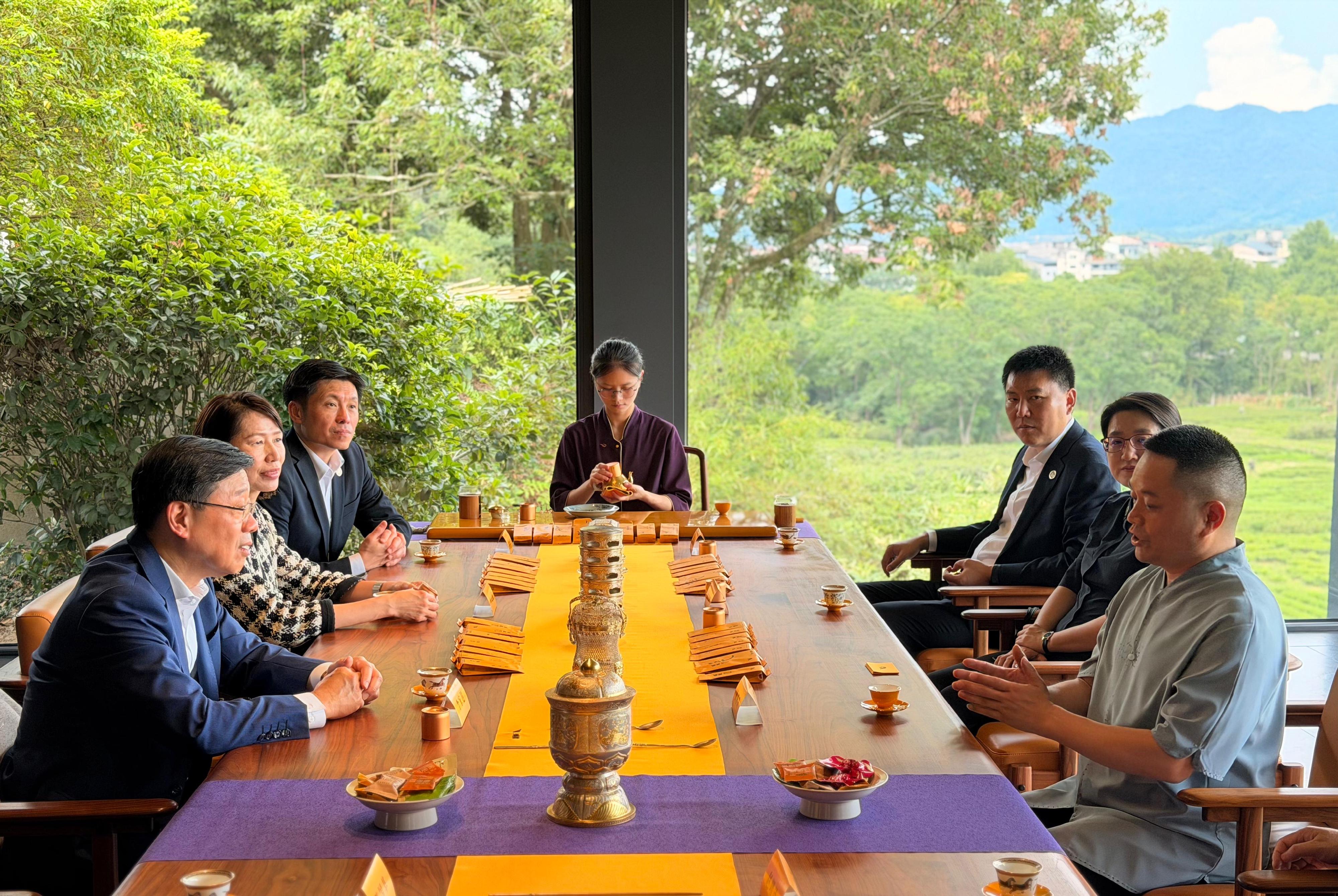 The Chief Executive, Mr John Lee, continued his visit to Fujian today (June 23). Photo shows Mr Lee (first left) visiting the Ruiquan Tea Museum.
