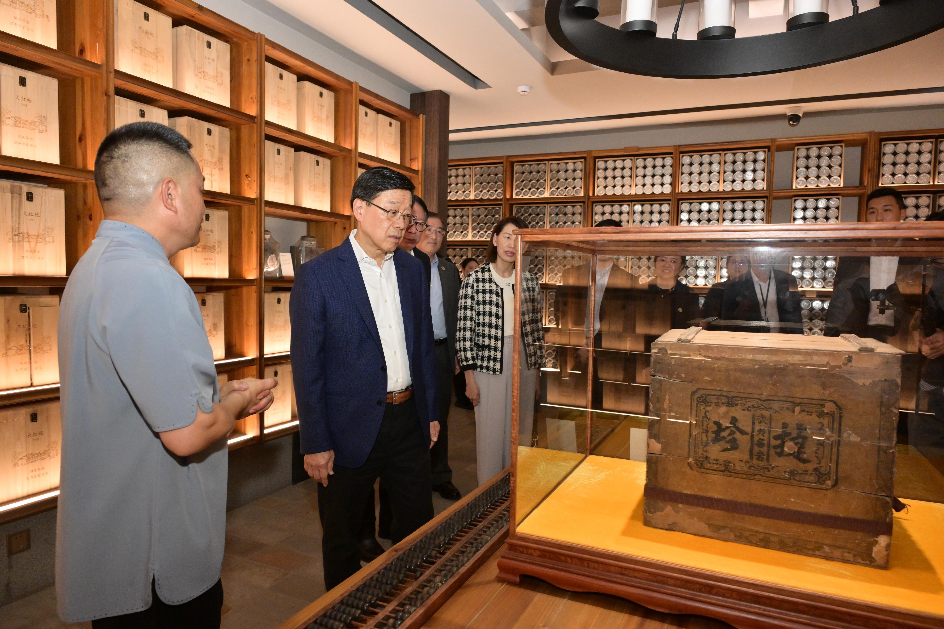 The Chief Executive, Mr John Lee, continued his visit to Fujian today (June 23). Photo shows Mr Lee (second left) visiting the Ruiquan Tea Museum.
