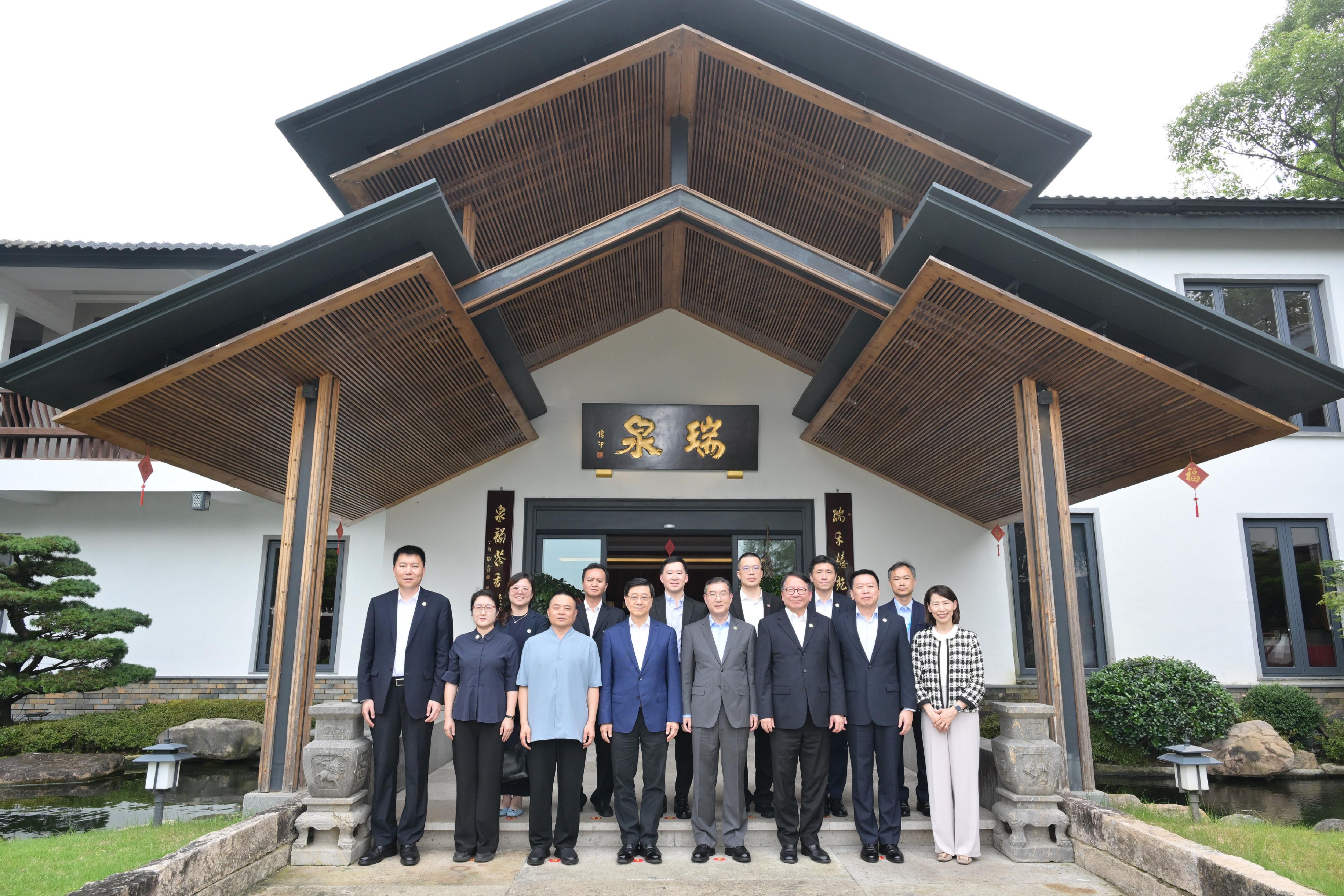 The Chief Executive, Mr John Lee, continued his visit to Fujian today (June 23). Photo shows (from front row, fourth left) Mr Lee; Vice Governor of Fujian Province Mr Zhao Zenglian; the Chief Secretary for Administration, Mr Chan Kwok-ki, and other guests visiting the Ruiquan Tea Museum.
