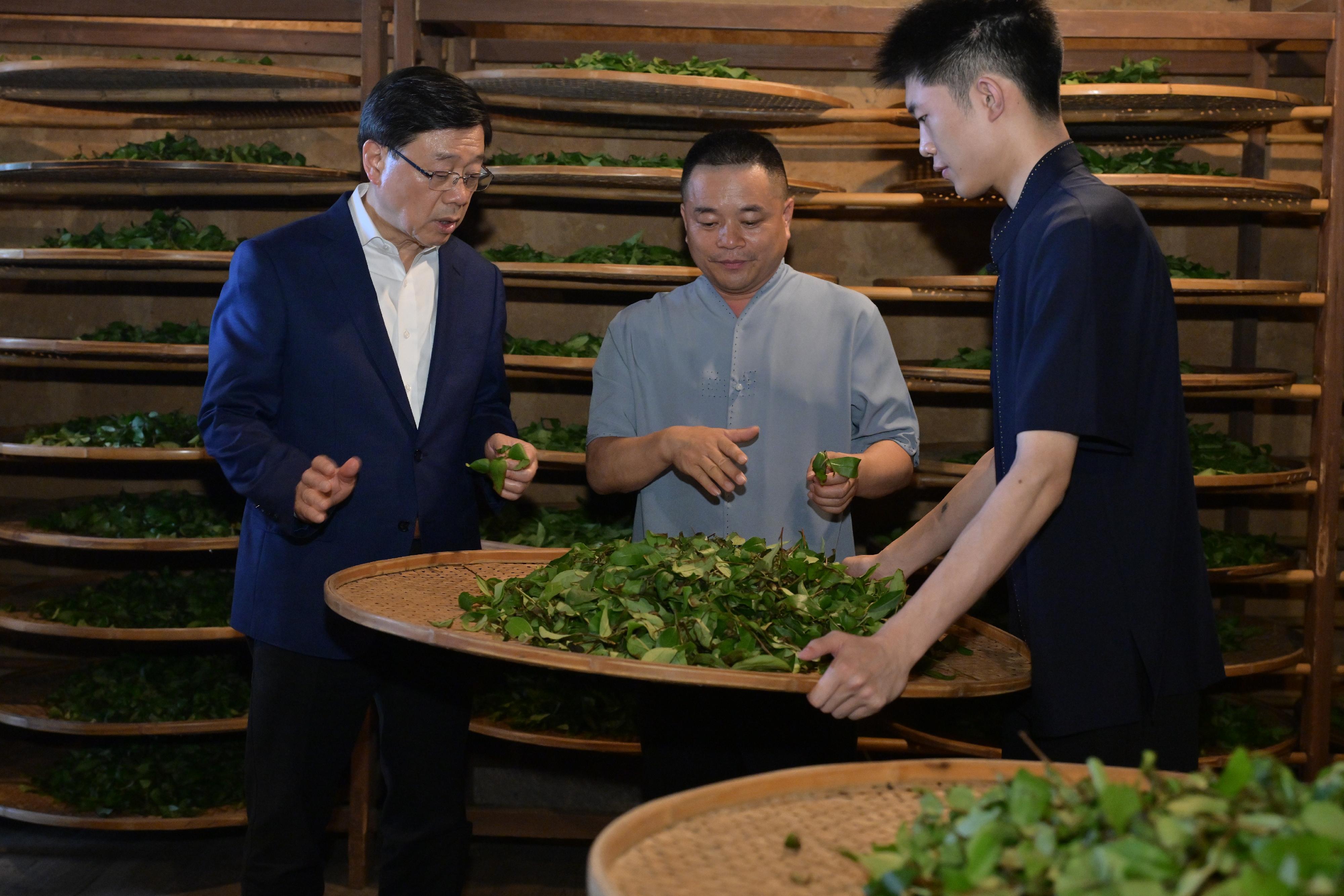 The Chief Executive, Mr John Lee, continued his visit to Fujian today (June 23). Photo shows Mr Lee (first left) visiting the Ruiquan Tea Museum.
