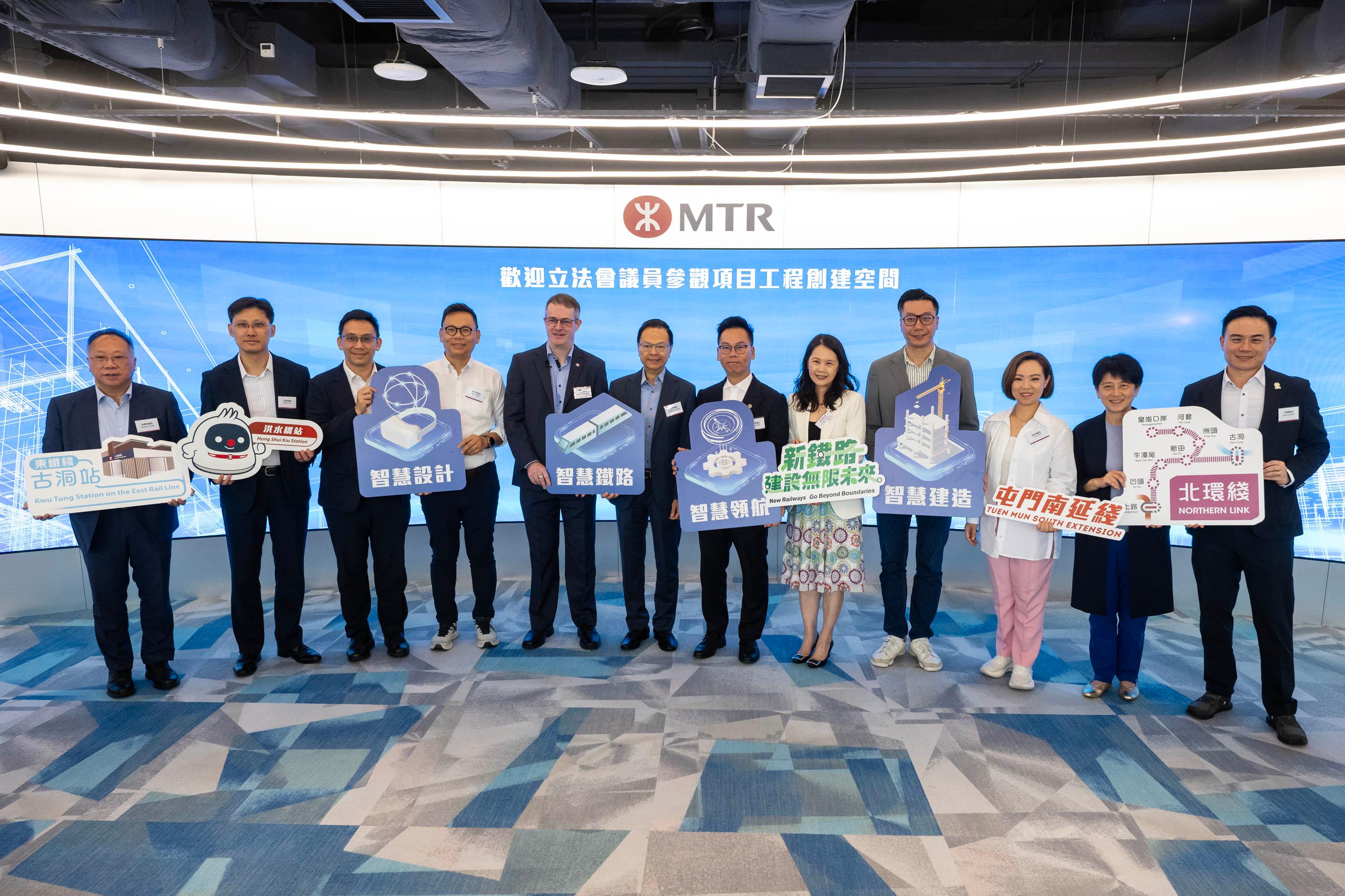 立法會鐵路事宜小組委員會今日(六月二十三日)參觀香港鐵路有限公司(港鐵公司)的項目工程創建空間。圖示鐵路事宜小組委員會主席陳紹雄(左六)、副主席卜國明(右六)和其他立法會議員與港鐵公司代表在項目工程創建空間合照。