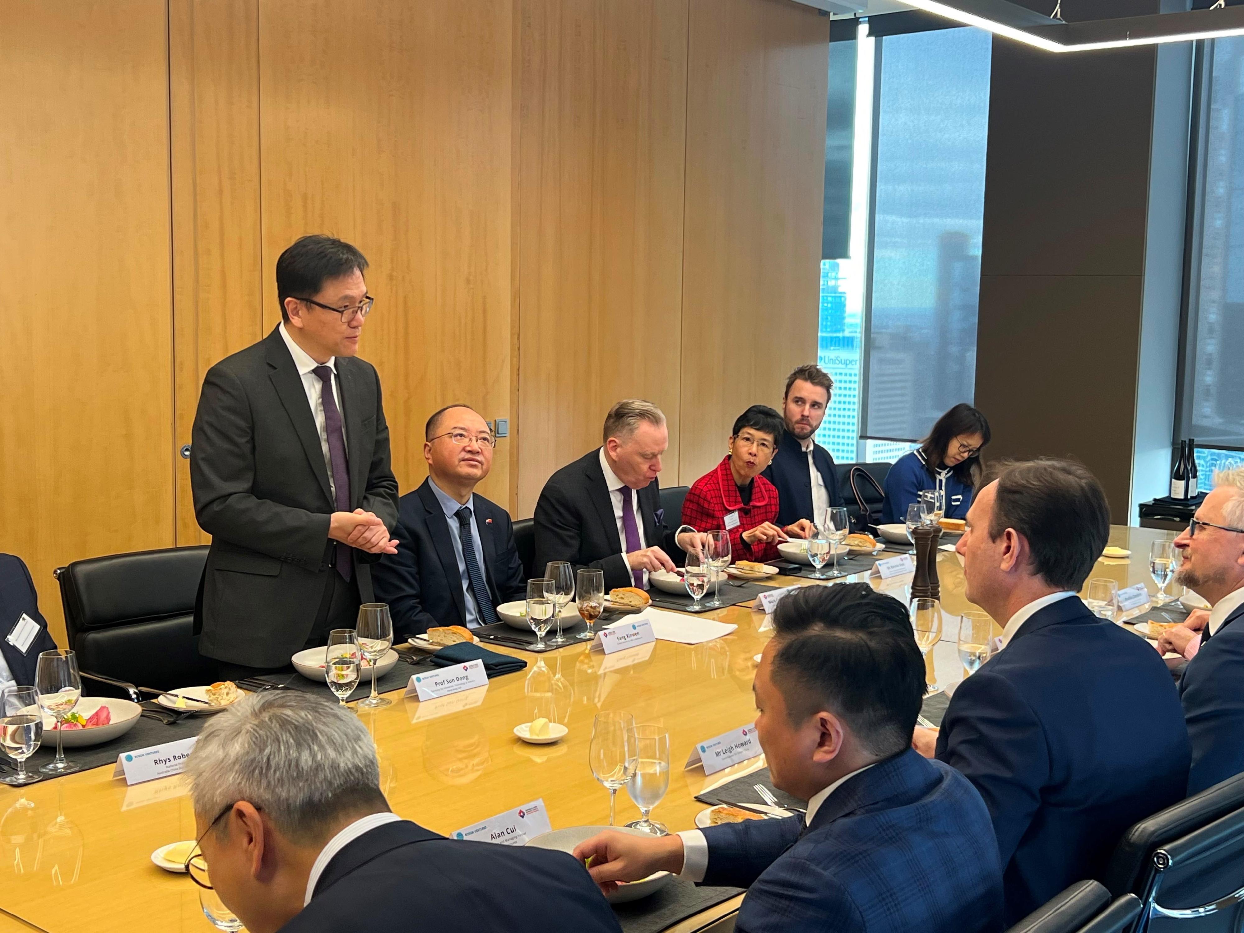 創新科技及工業局局長孫東教授(左一)六月二十三日(墨爾本時間)在澳洲墨爾本出席2026中澳創新峰會圓桌午餐會。