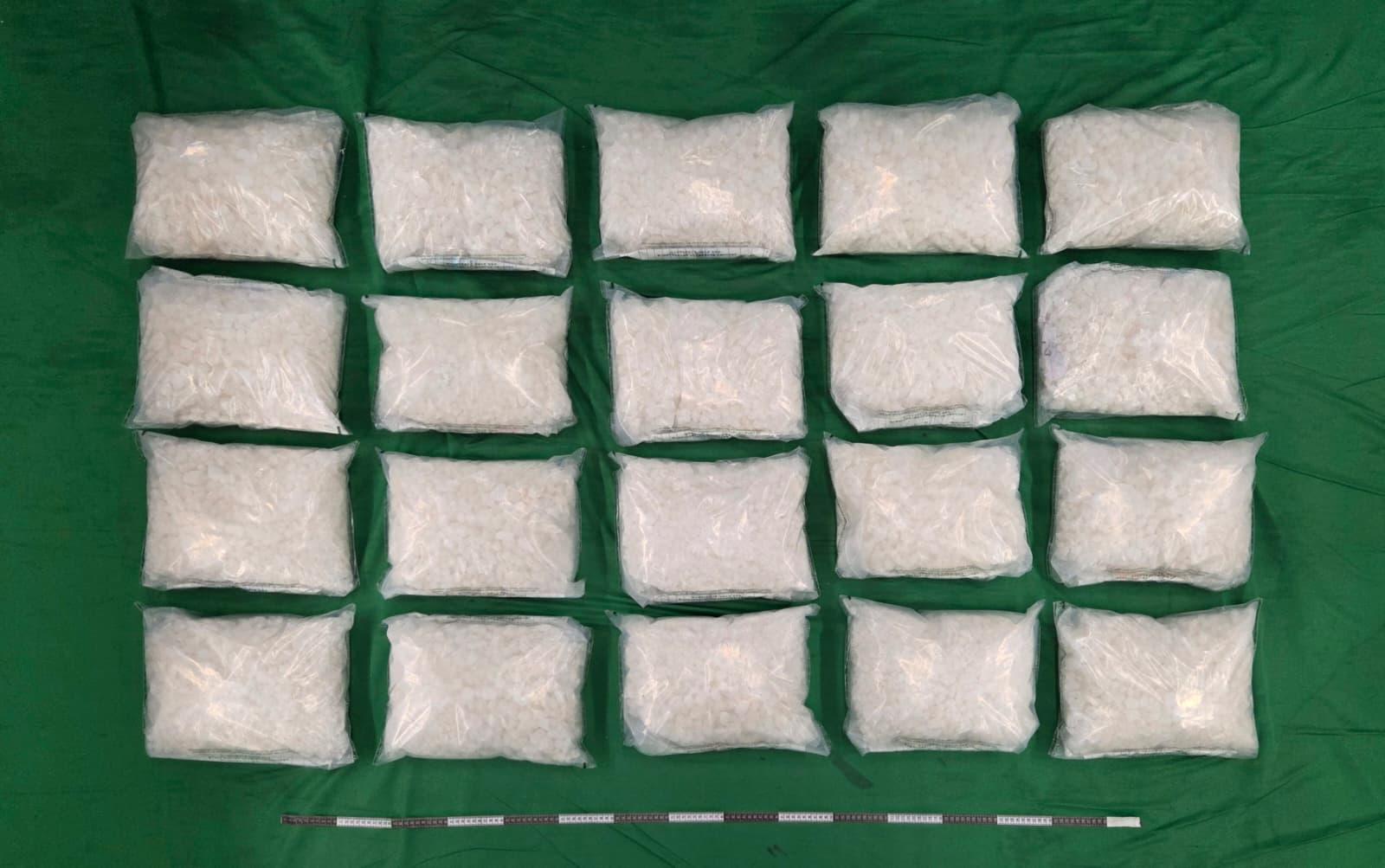 香港海關六月十九日、昨日（六月二十二日）及今日（六月二十三日）在香港國際機場、觀塘和元朗檢獲共約一百公斤懷疑氯胺酮及三點五公斤懷疑依托咪酯，估計市值約四千六百萬元，並拘捕二人。圖示檢獲的懷疑氯胺酮。
