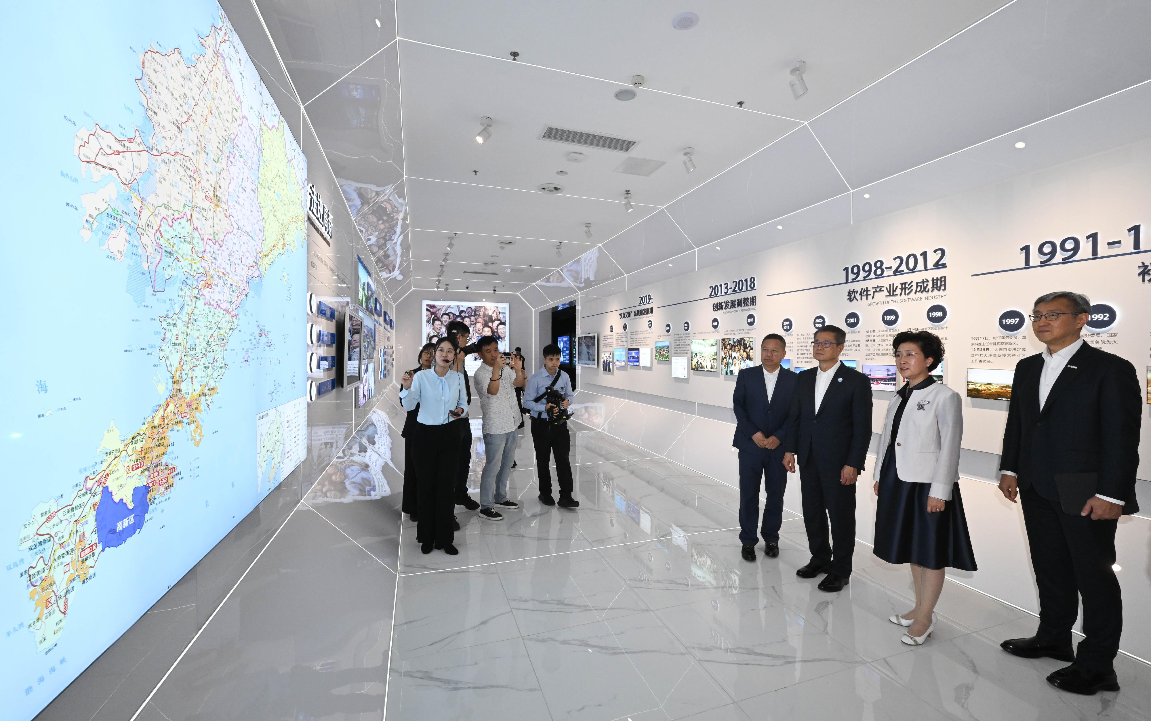 財政司司長陳茂波今日(六月二十三日)在大連出席世界經濟論壇2026年新領軍者年會。圖示陳茂波(右三)帶同香港創科企業代表團參觀大連高新技術產業園區。