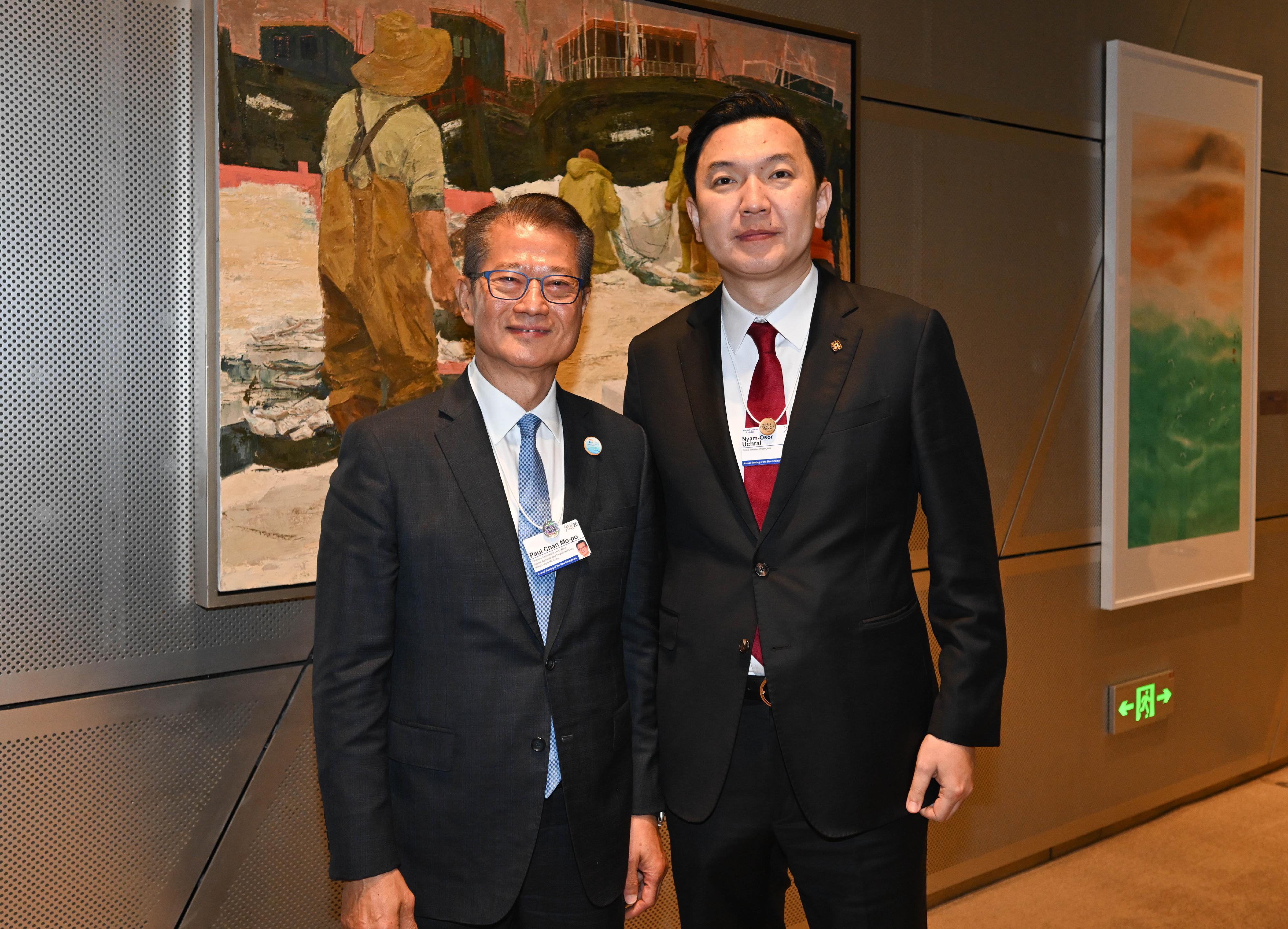 財政司司長陳茂波今日(六月二十三日)在大連出席世界經濟論壇2026年新領軍者年會。圖示陳茂波(左)與蒙古國總理奧雲額爾登(右)會面。