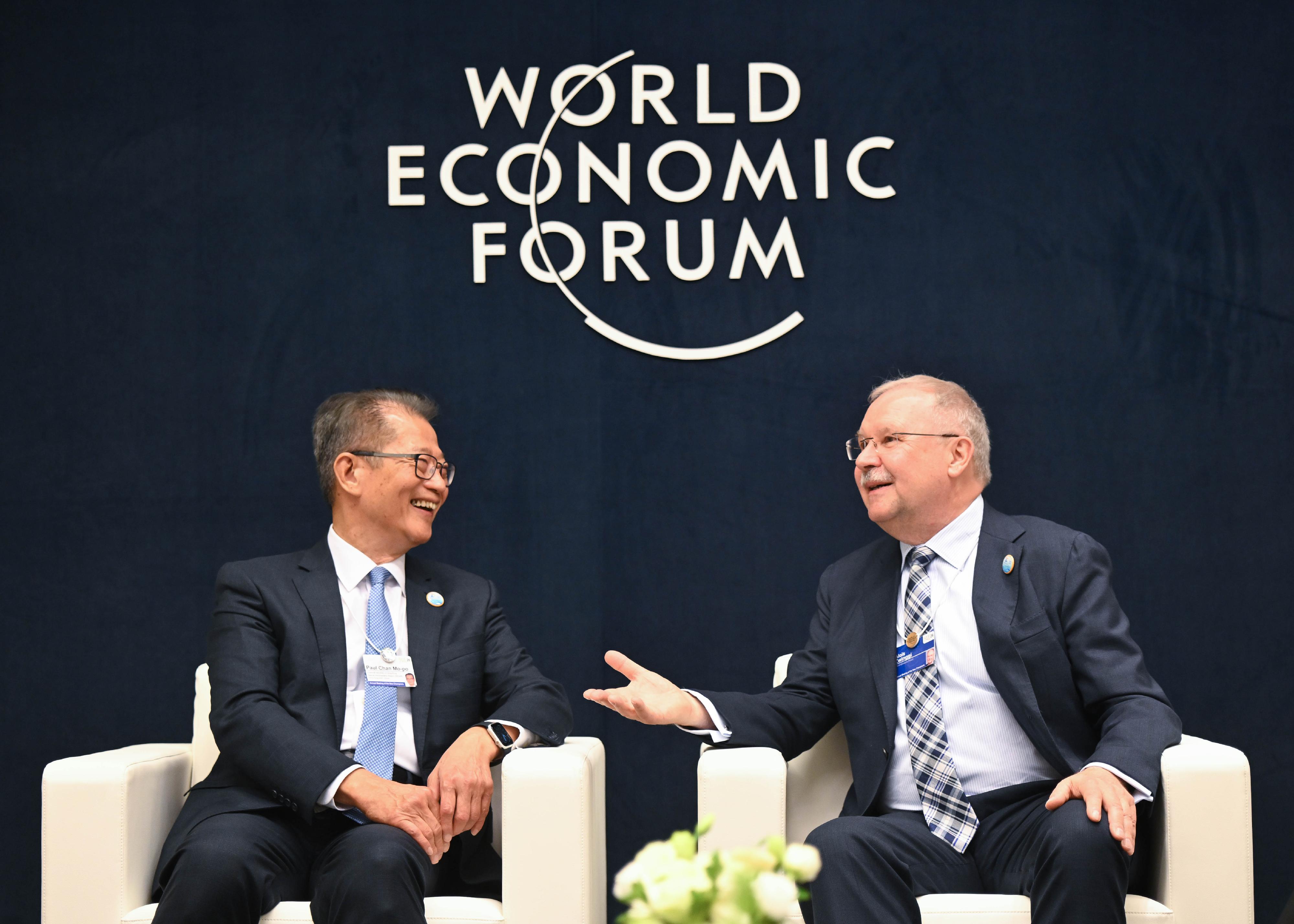 The Financial Secretary, Mr Paul Chan, attended the World Economic Forum's Annual Meeting of the New Champions 2026 in Dalian today (June 23). Photo shows Mr Chan (left) meeting with the President and Chief Executive Officer of the World Economic Forum, Mr Alois Zwinggi (right).