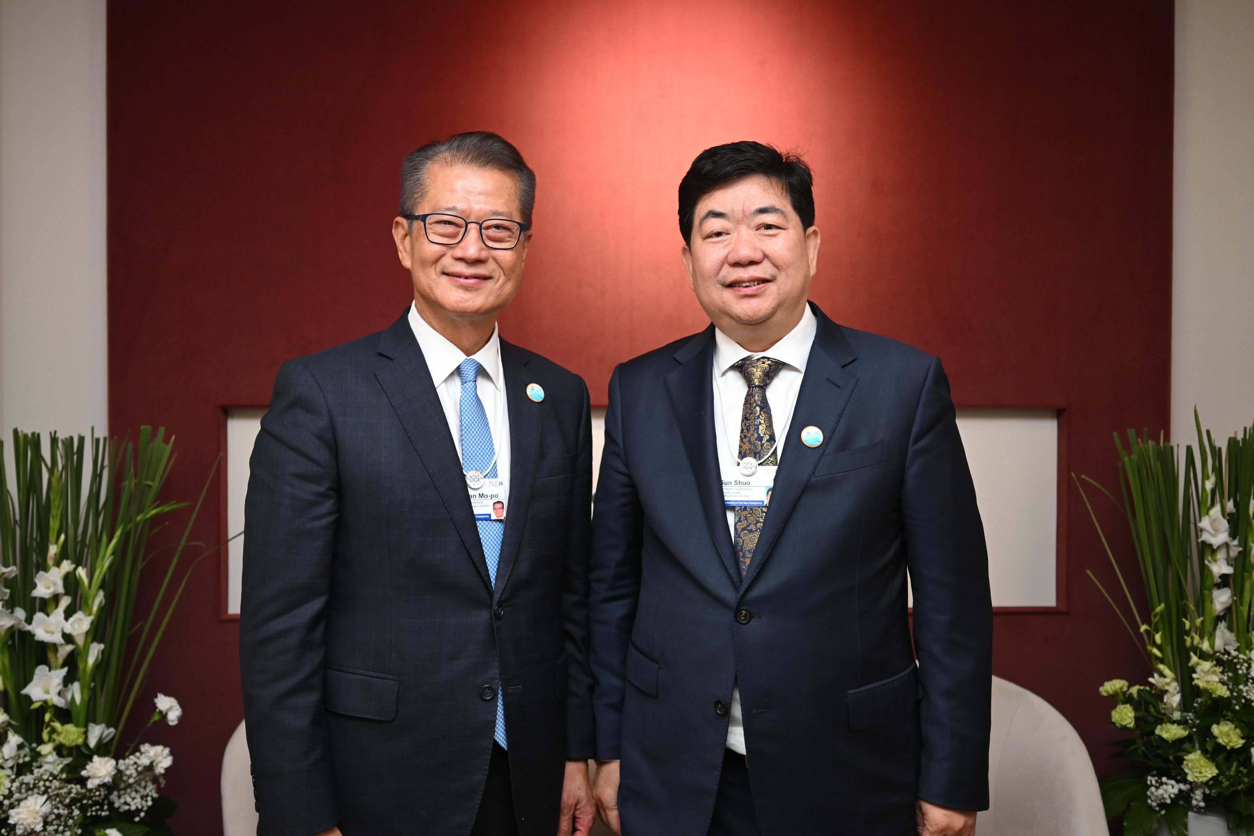 The Financial Secretary, Mr Paul Chan, attended the World Economic Forum's Annual Meeting of the New Champions 2026 in Dalian today (June 23). Photo shows Mr Chan (left) meeting with Vice Mayor of Beijing Mr Sun Shuo (right).