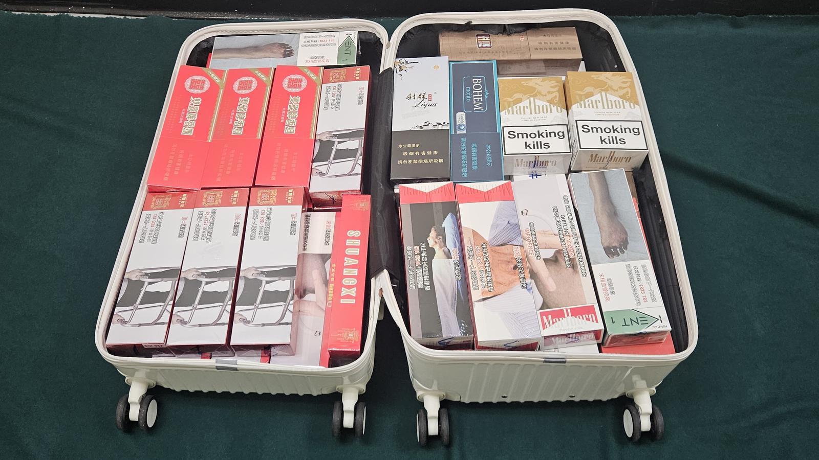 兩名入境女旅客因進口或管有未完稅香煙及未有向海關人員作出申報,違反《應課稅品條例》,今日(六月二十三日)在粉嶺裁判法院分別被判處監禁三個月及罰款一千元,以及監禁六星期和罰款二千元。圖示於一名四十三歲中國籍抵港女旅客攜帶的個人行李內檢獲的未完稅香煙。