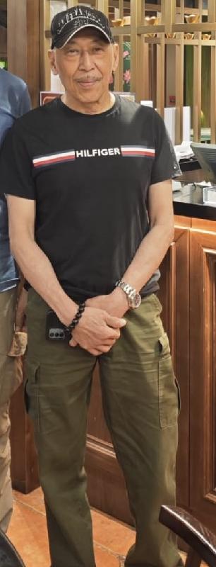 七十歲男子王小山身高約一點七米,體重約六十五公斤,中等身材,長面型,黃皮膚,禿頭及兩側蓄短灰髮。他最後露面時身穿黑色短袖上衣,藍色牛仔褲,黑白色波鞋及戴深色鴨舌帽。