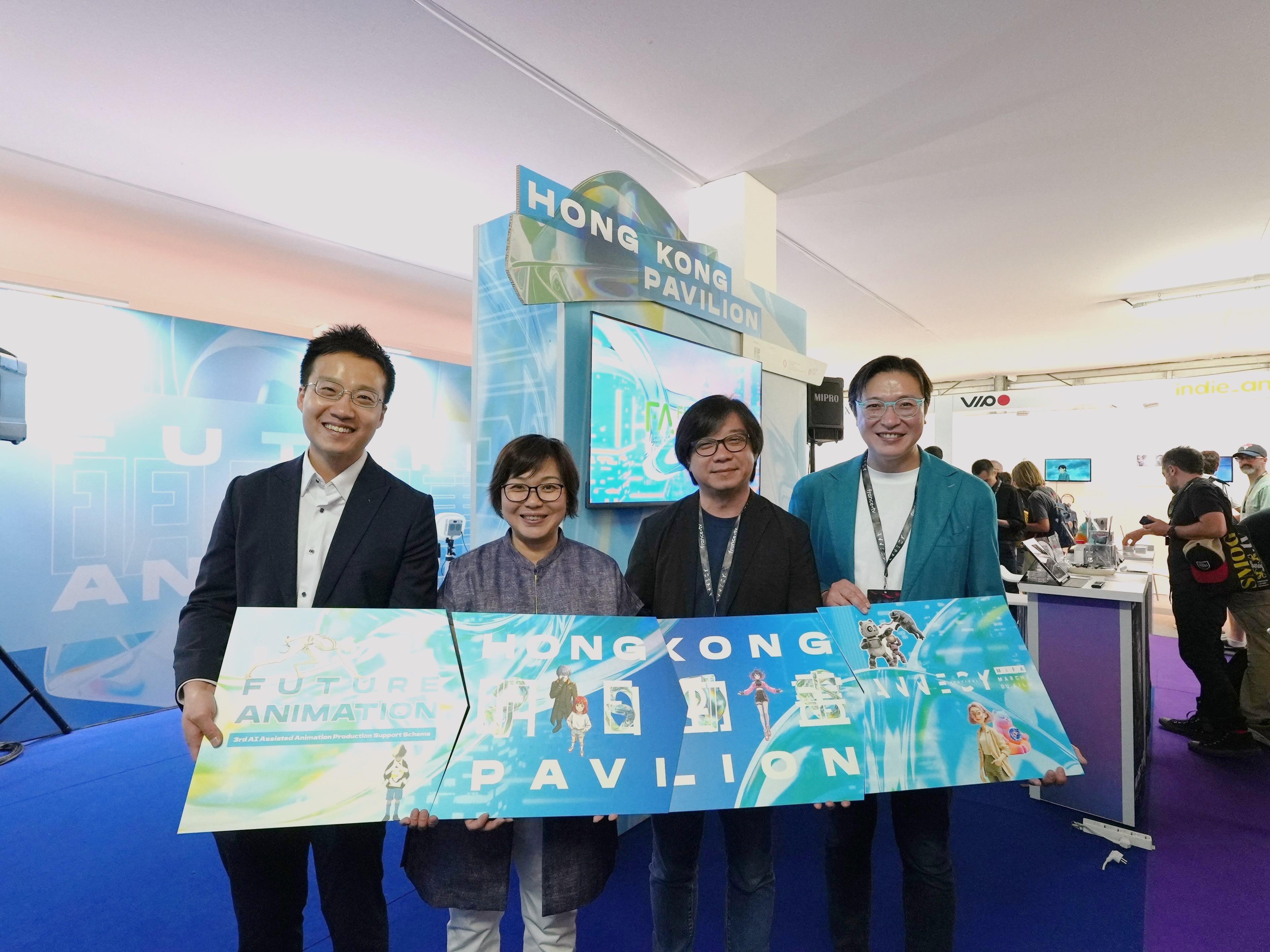 文化體育及旅遊局轄下文創產業發展處率領業界代表團參與由六月二十三至二十六日(安錫時間)舉行的二○二六年法國安錫國際動畫影展暨市場展,並資助業界設立香港館及舉辦香港動畫項目推廣會。圖示文創產業助理專員葉敏儀(左二)、駐布魯塞爾經貿辦副代表吳肇基(左一)、香港數碼娛樂協會代表及嘉賓出席香港館開幕禮。