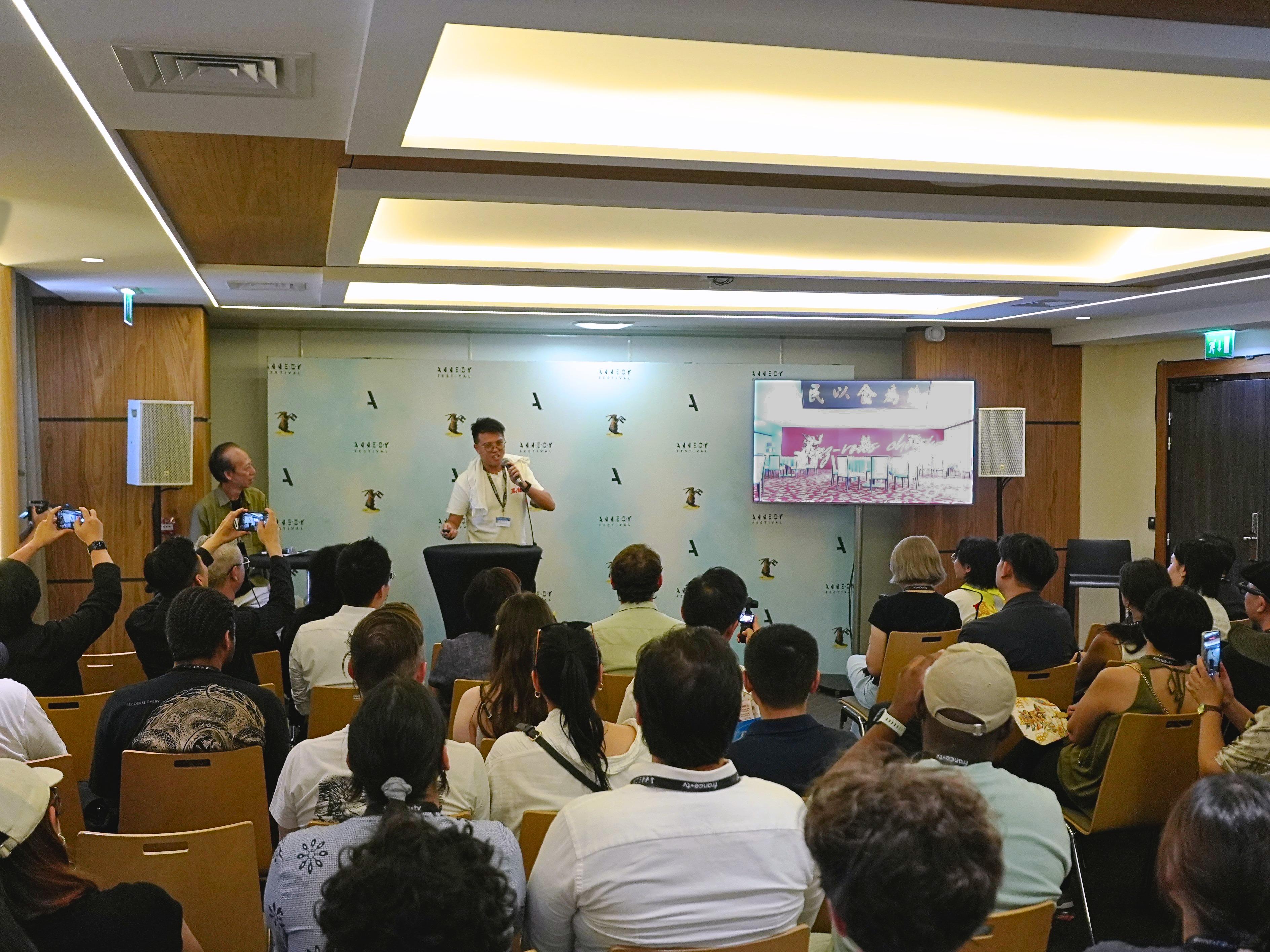 文化體育及旅遊局轄下文創產業發展處率領業界代表團參與由六月二十三至二十六日(安錫時間)舉行的二○二六年法國安錫國際動畫影展暨市場展,並資助業界設立香港館及舉辦香港動畫項目推廣會。圖示一位香港動畫業界代表於香港動畫項目推廣會向海外業界及投資者介紹香港作品。