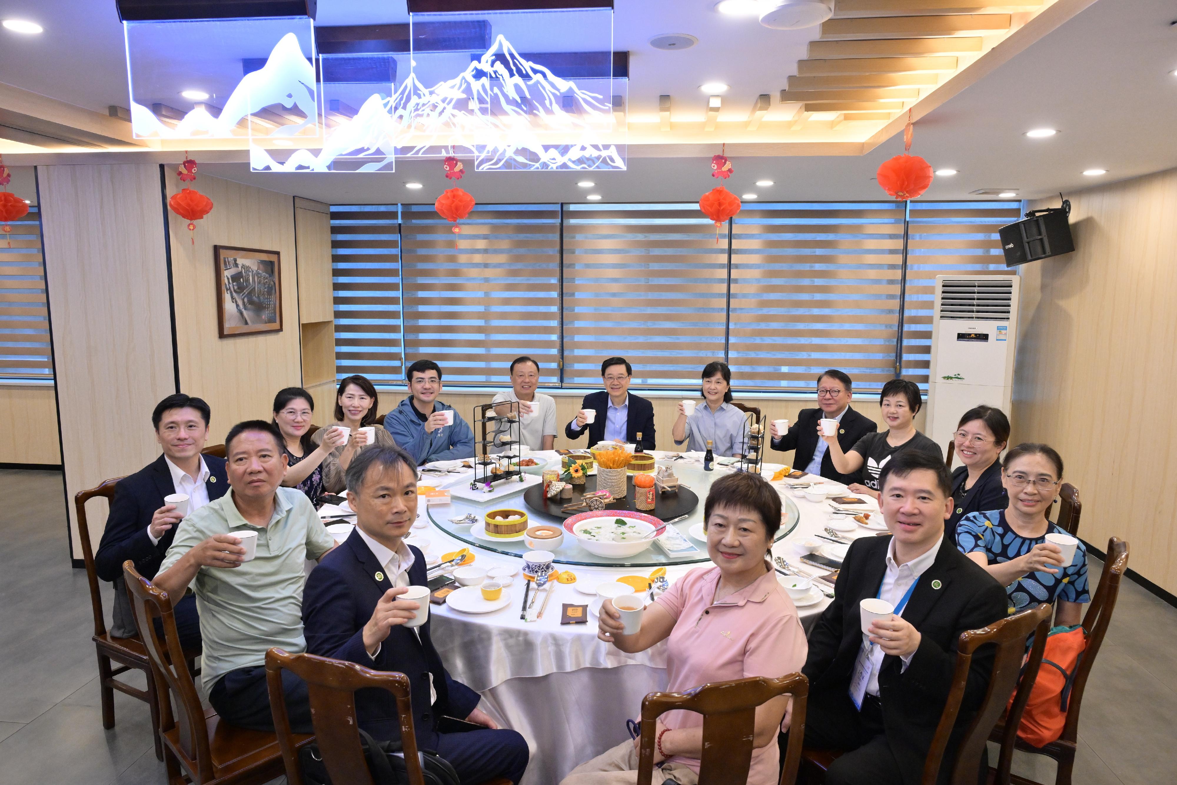 行政長官李家超今日(六月二十四日)在福建探訪於當地養老的香港長者。圖示李家超(中)與長者互動交流。