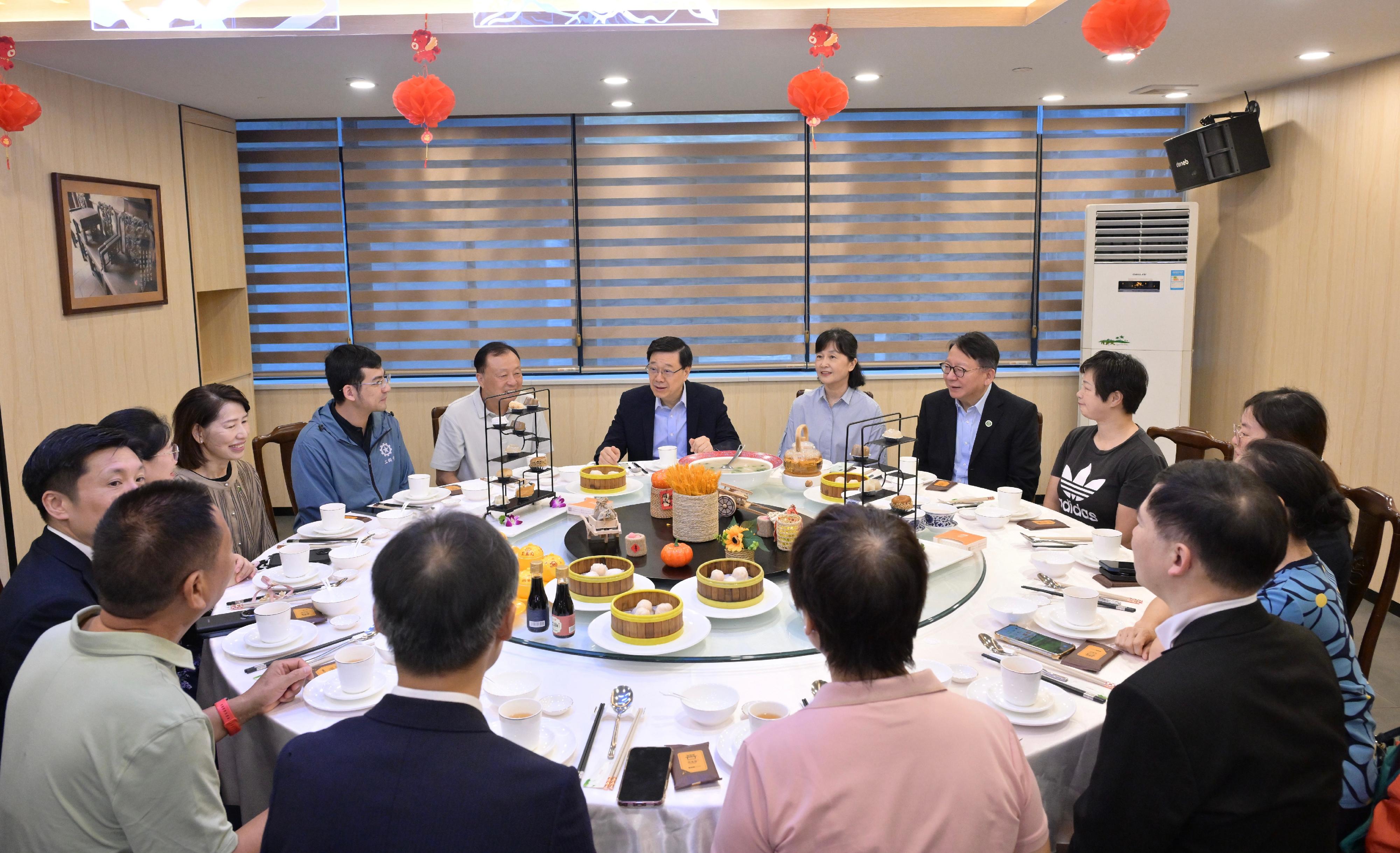 行政長官李家超今日(六月二十四日)在福建探訪於當地養老的香港長者。圖示李家超(中)與長者互動交流。旁為政務司司長陳國基(右二)和行政長官辦公室主任葉文娟(左一)。
