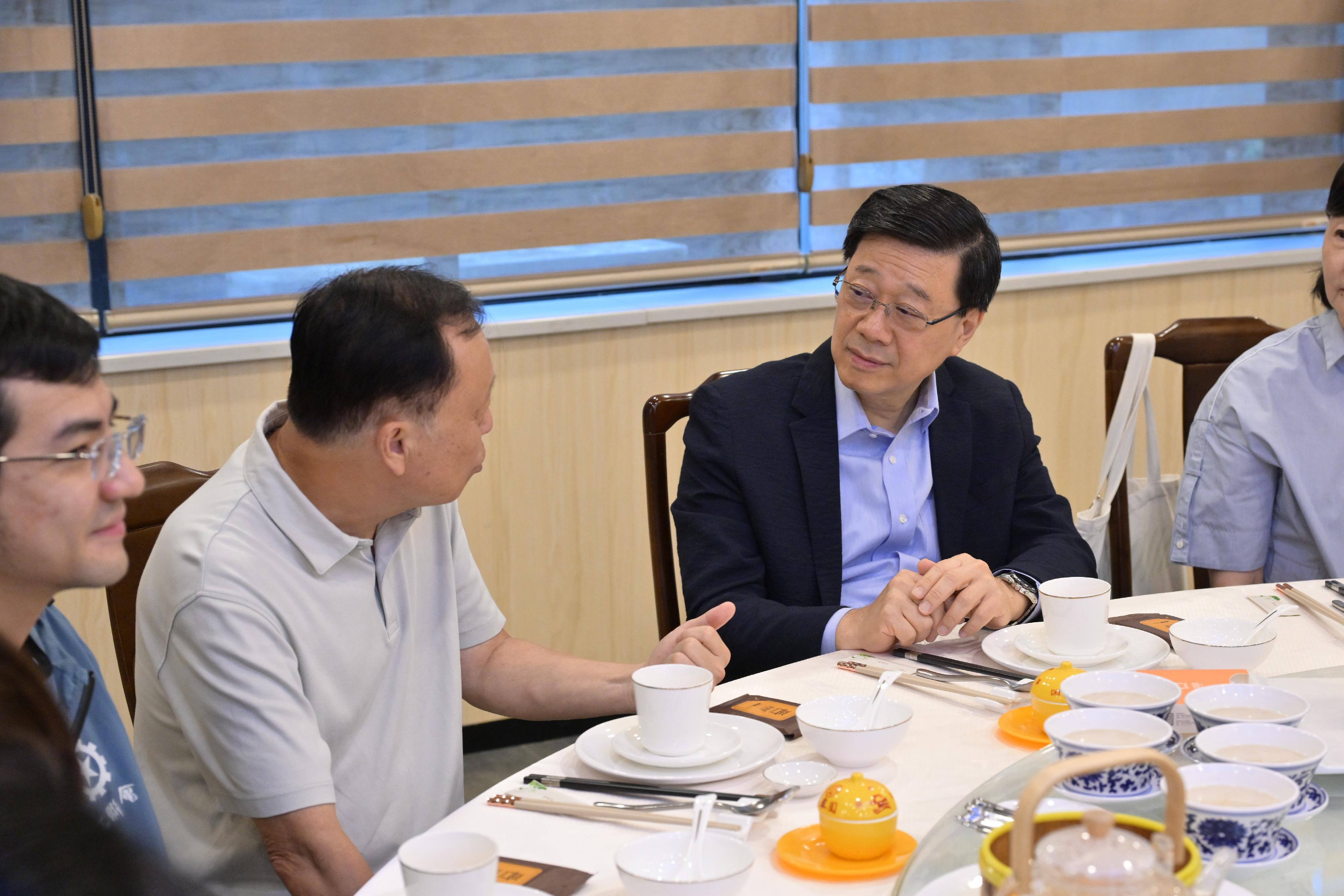 行政長官李家超今日(六月二十四日)在福建探訪於當地養老的香港長者。圖示李家超(右)與長者互動交流。