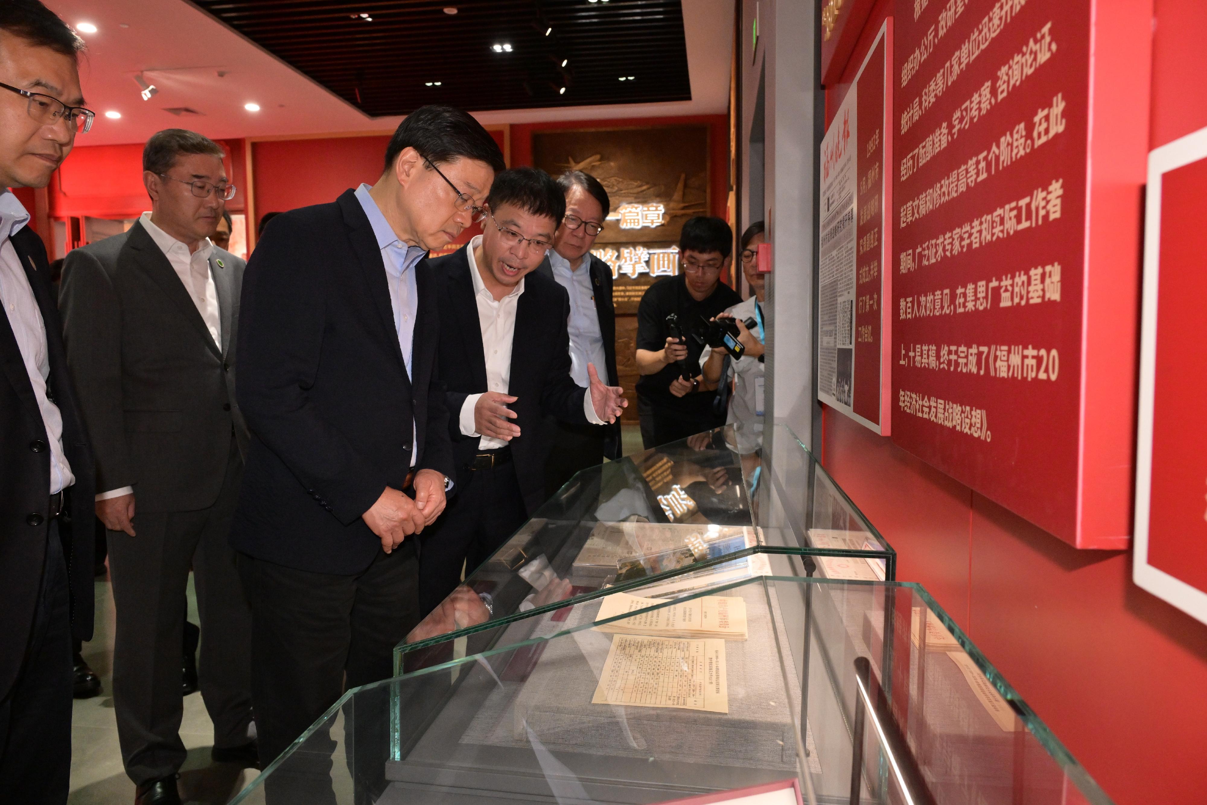行政長官李家超今日(六月二十四日)在福建到訪「3820」戰略工程實施30周年成就展。圖示李家超(左三)參觀展覽。