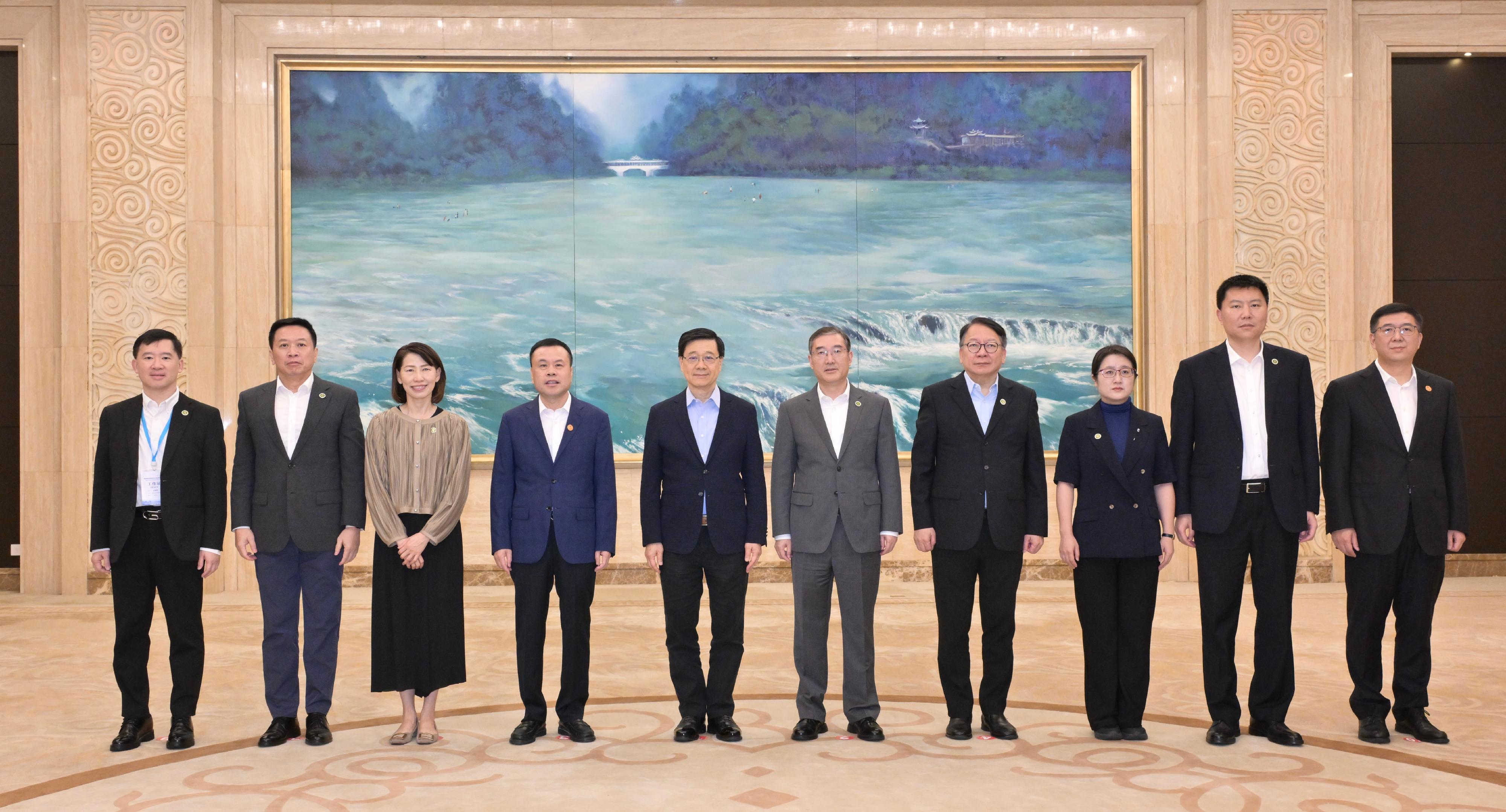 行政長官李家超今日(六月二十四日)與寧德市委書記張永寧會面。圖示(左三起)行政長官辦公室主任葉文娟、張永寧、李家超、福建省副省長趙增連、政務司司長陳國基和其他嘉賓在會面上合照。