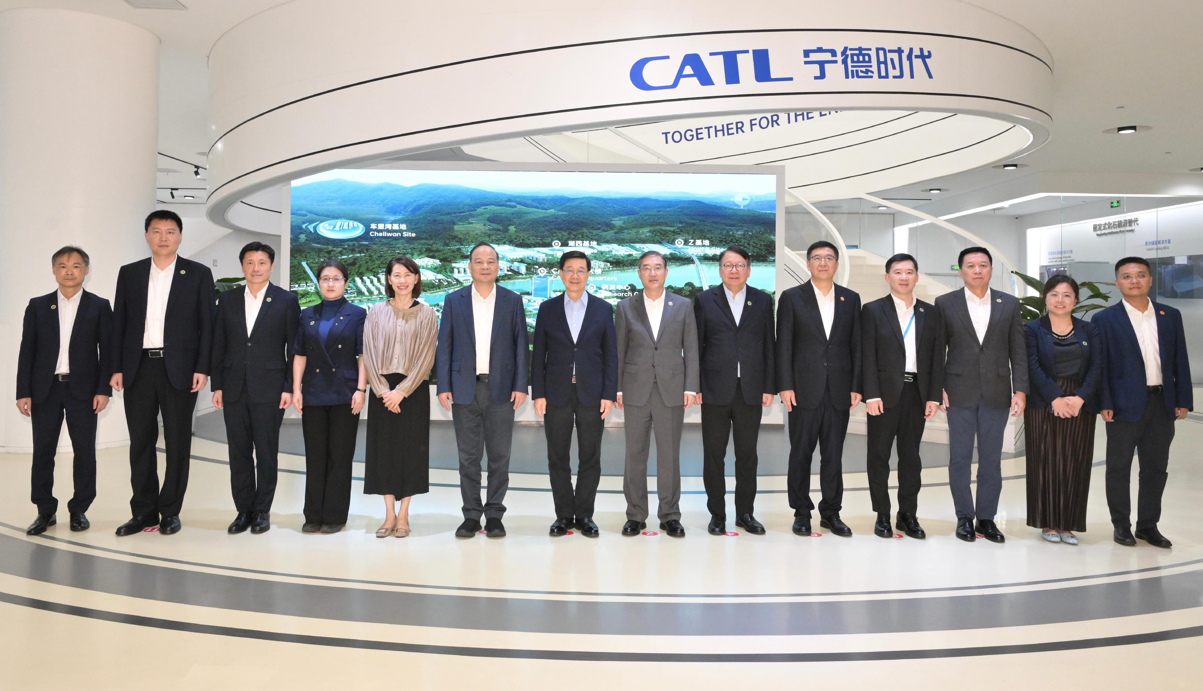 行政長官李家超今日(六月二十四日)在福建到訪寧德時代新能源科技股份有限公司。圖示(左五起)行政長官辦公室主任葉文娟、寧德時代董事長曾毓群、李家超、福建省副省長趙增連、政務司司長陳國基和其他嘉賓在展覽合照。