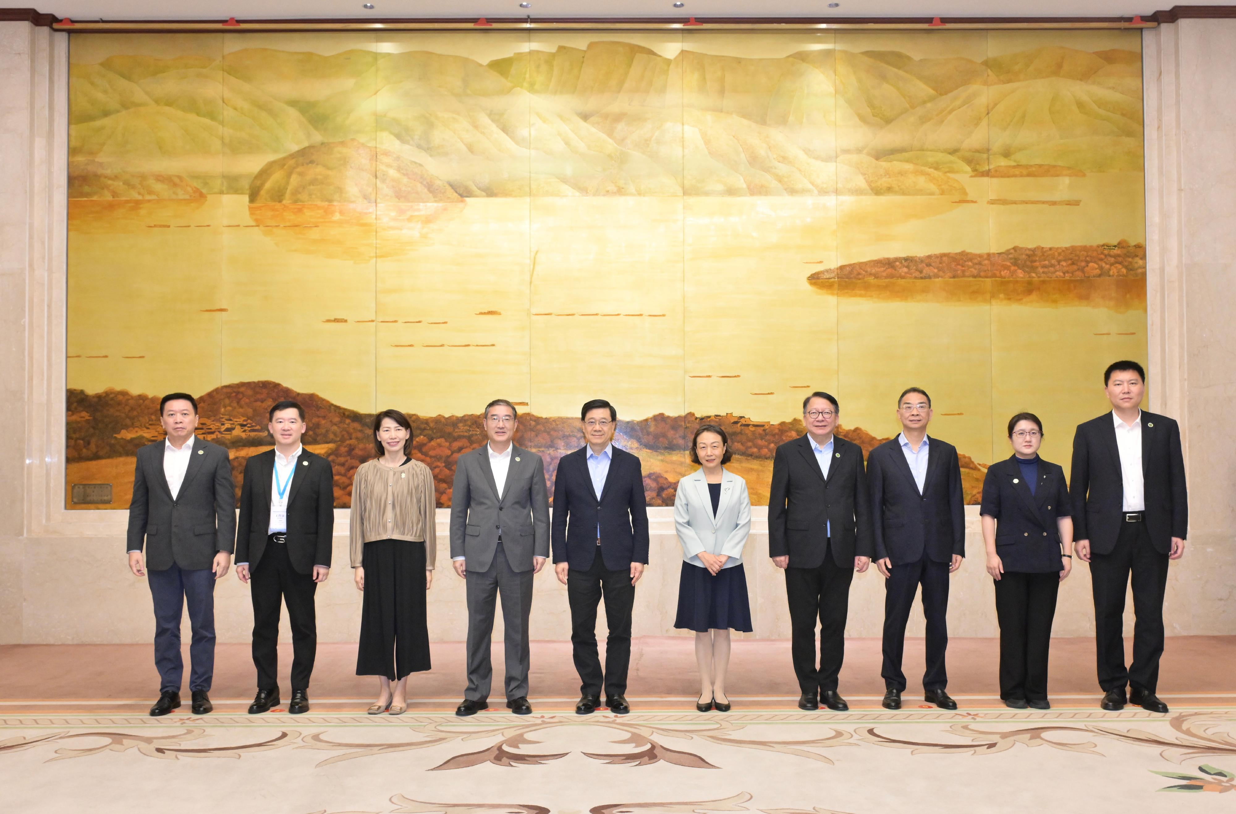 行政長官李家超今日(六月二十四日)與福州市委書記郭寧寧及福州市市長吳賢德會面。圖示(左三起)行政長官辦公室主任葉文娟、福建省副省長趙增連、李家超、郭寧寧、政務司司長陳國基、吳賢德和其他嘉賓在會面上合照。