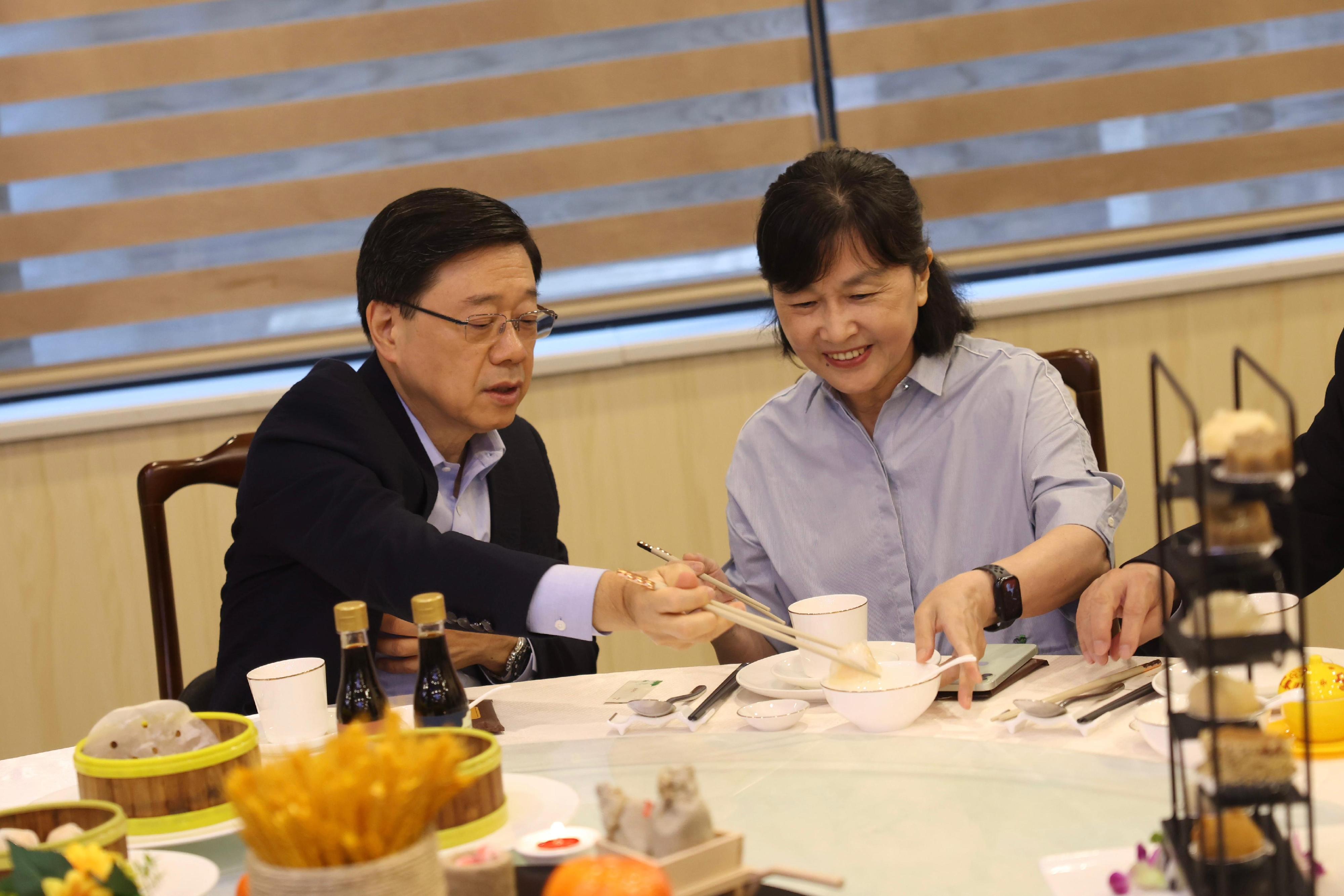 The Chief Executive, Mr John Lee, visited Hong Kong elderly people spending their retirement years in Fujian today (June 24). Photo shows Mr Lee (left) interacting with a retiree.