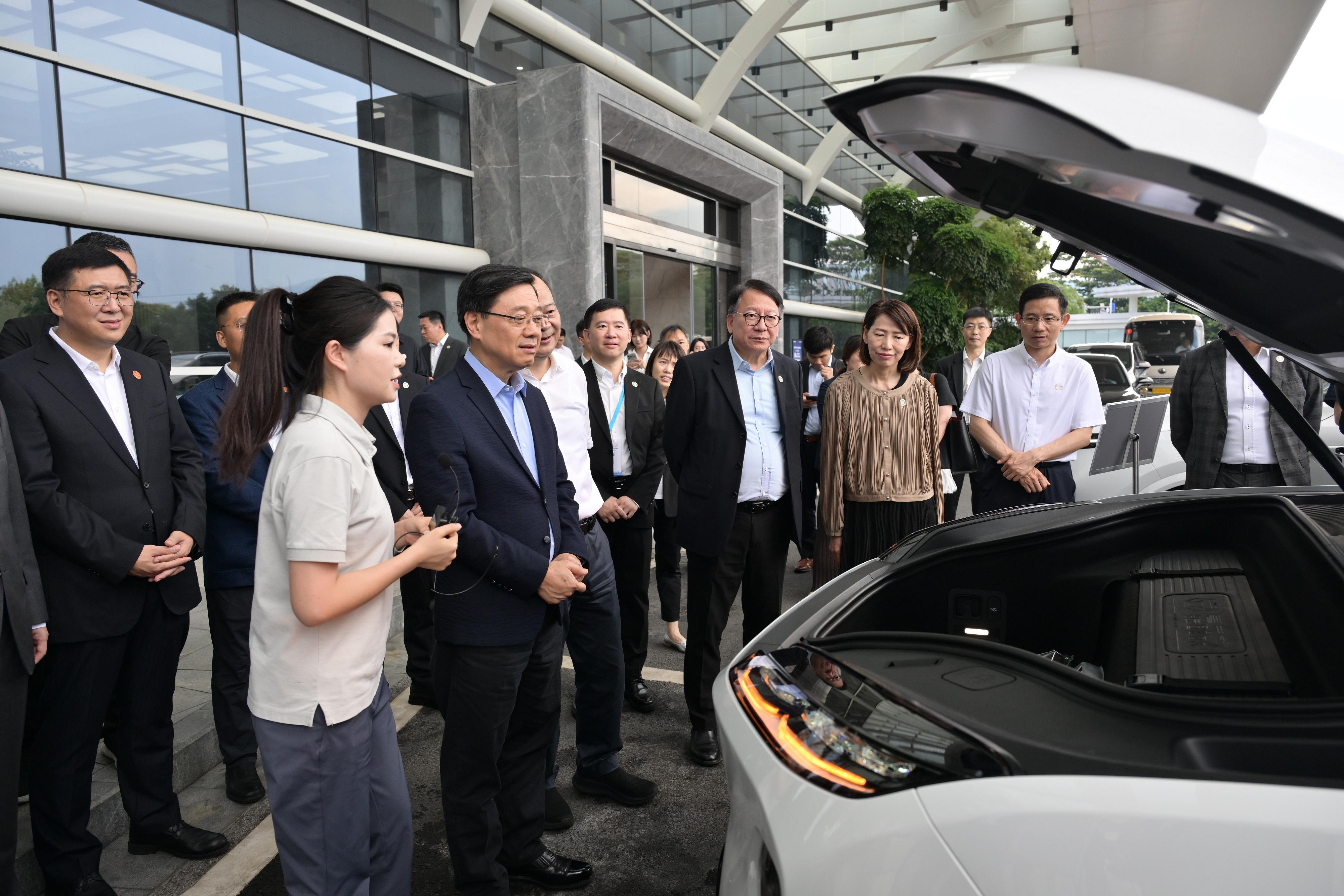 The Chief Executive, Mr John Lee, visited the Contemporary Amperex Technology Co, Limited in Fujian today (June 24). Photo shows Mr Lee (third left) being briefed by a company representative.