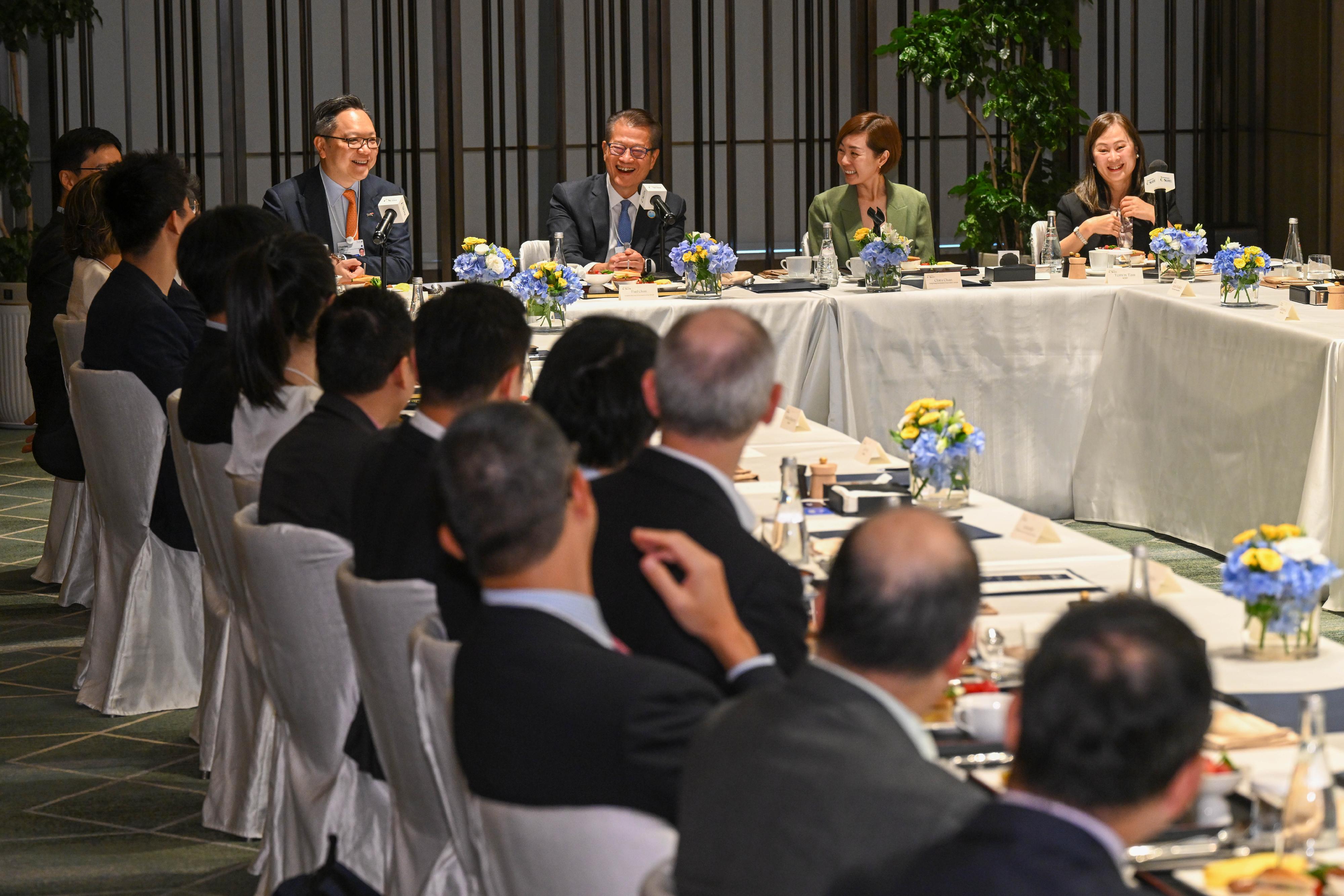 財政司司長陳茂波今日(六月二十四日)繼續在大連出席世界經濟論壇2026年新領軍者年會。圖示陳茂波(左二)在南華早報C-Suite圓桌會議上發言。