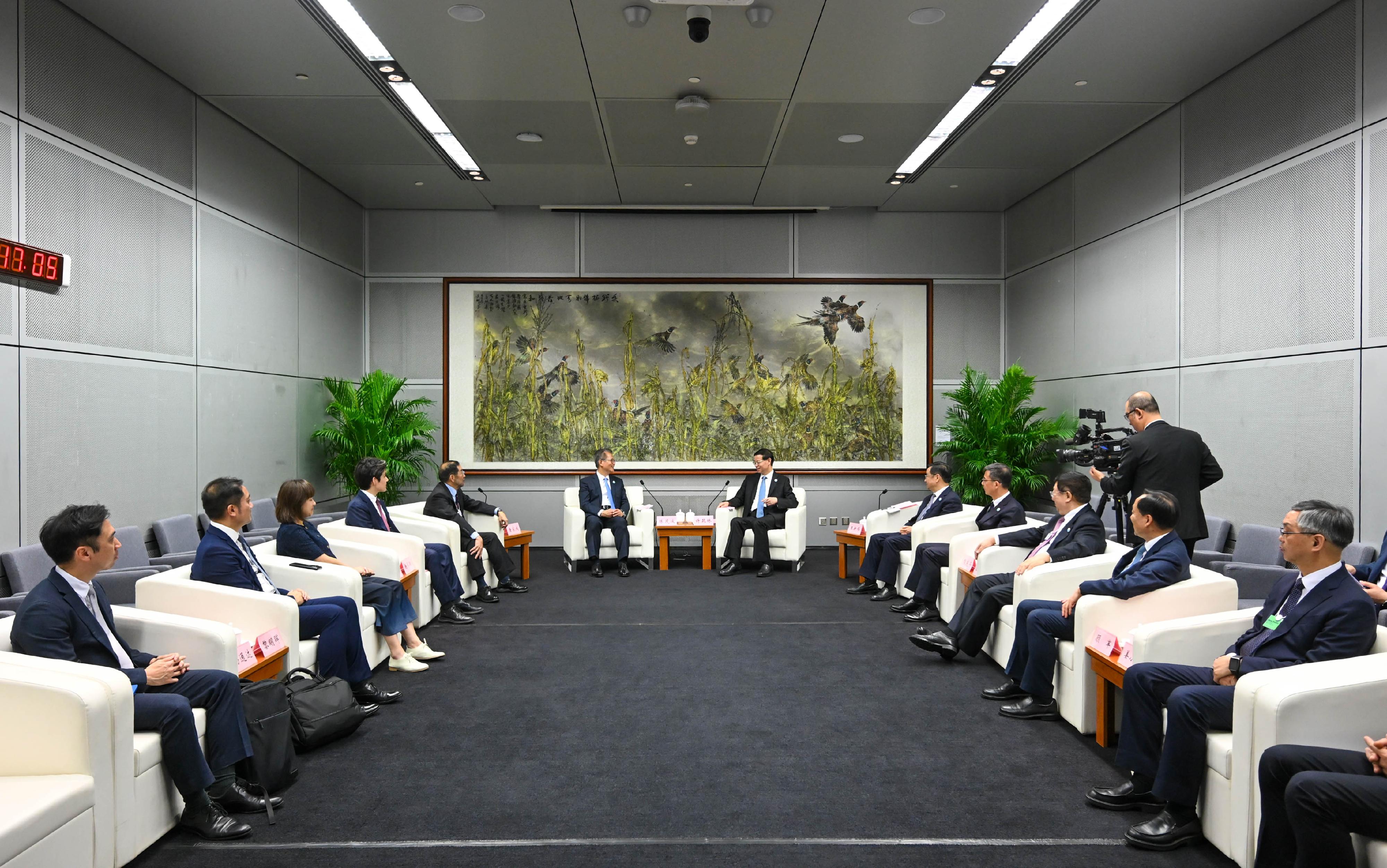 The Financial Secretary, Mr Paul Chan, continued his visit to Dalian today (June 24). Photo shows Mr Chan (seventh right) meeting with the Secretary of the CPC Liaoning Provincial Committee, Mr Xu Kunlin (sixth right). The Governor of Liaoning Province, Mr Wang Xinwei (fifth right), and the Secretary of the CPC Dalian Municipal Committee, Mr Xiong Maoping (fourth right), also attended the meeting.
