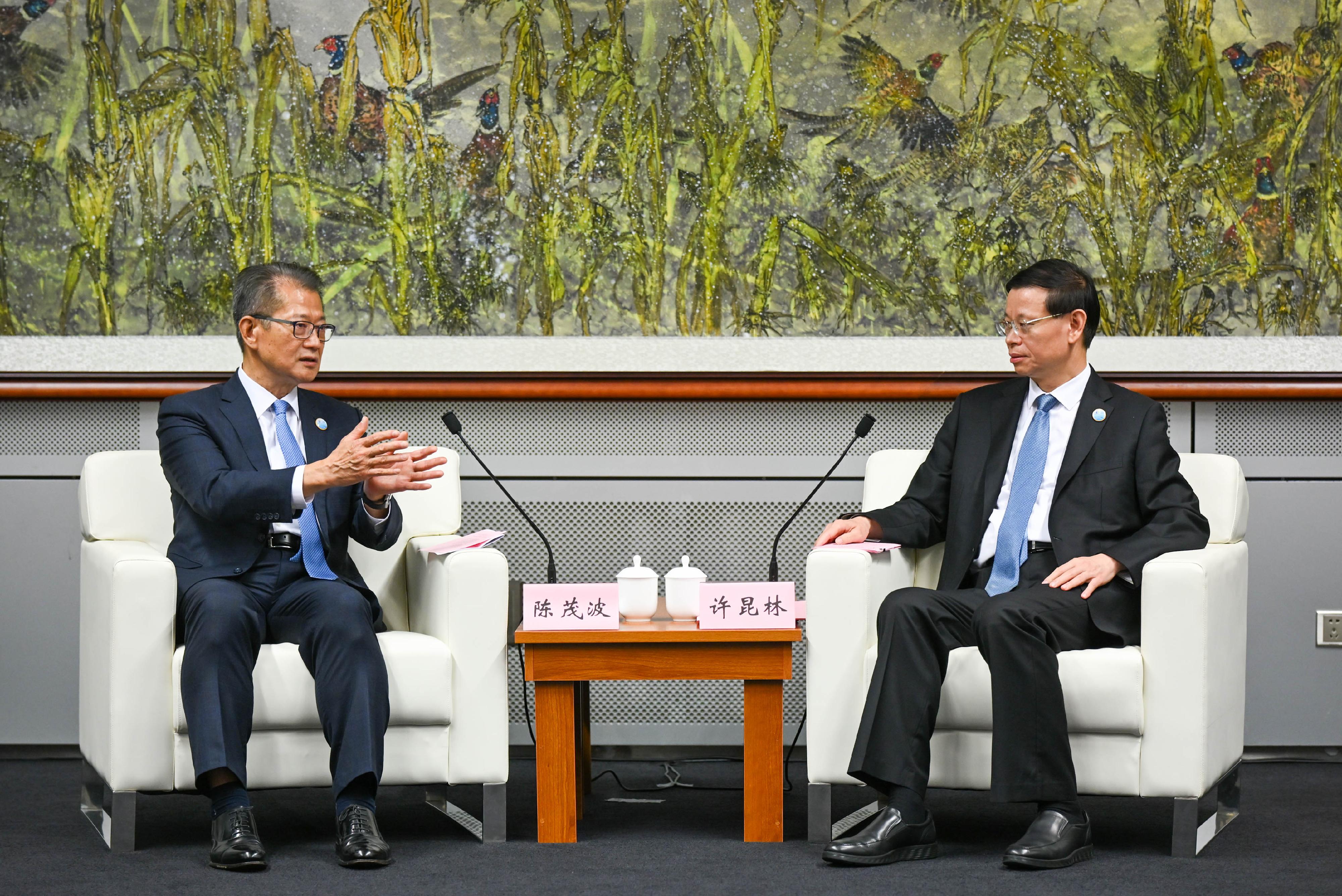 The Financial Secretary, Mr Paul Chan, continued his visit to Dalian today (June 24). Photo shows Mr Chan (left) meeting with the Secretary of the CPC Liaoning Provincial Committee, Mr Xu Kunlin (right).

