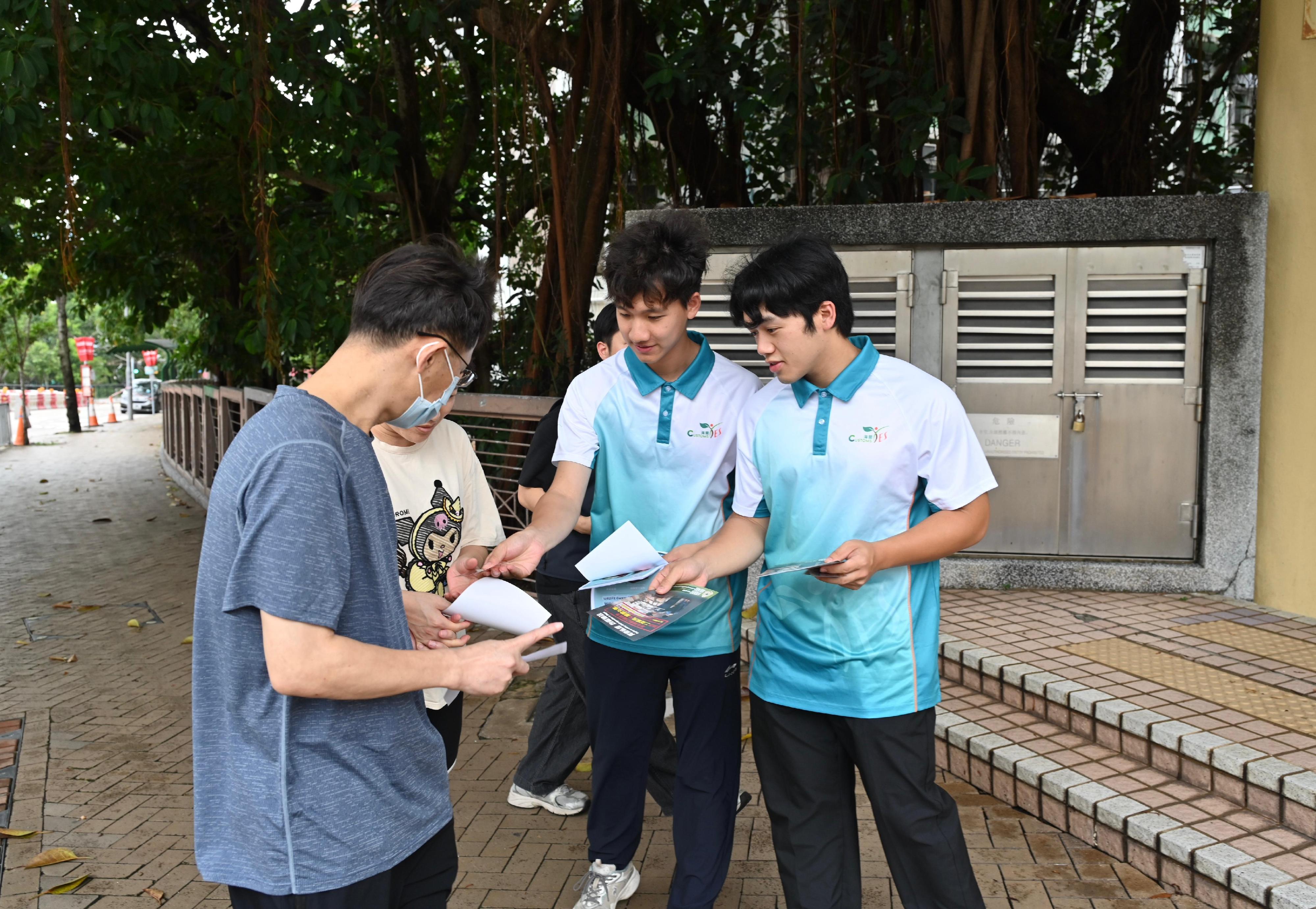 香港海關一連兩日(六月二十四日和二十五日)與區議員、衞生署控煙酒辦公室、警務處及房屋署先後在油塘邨、高翔苑及樂富邨進行聯合反私煙宣傳活動,並講解完稅標籤制度。圖示「香港海關青年發展計劃」(Customs YES)會員參與今日(六月二十五日)在樂富的活動,向居民講解反私煙信息。