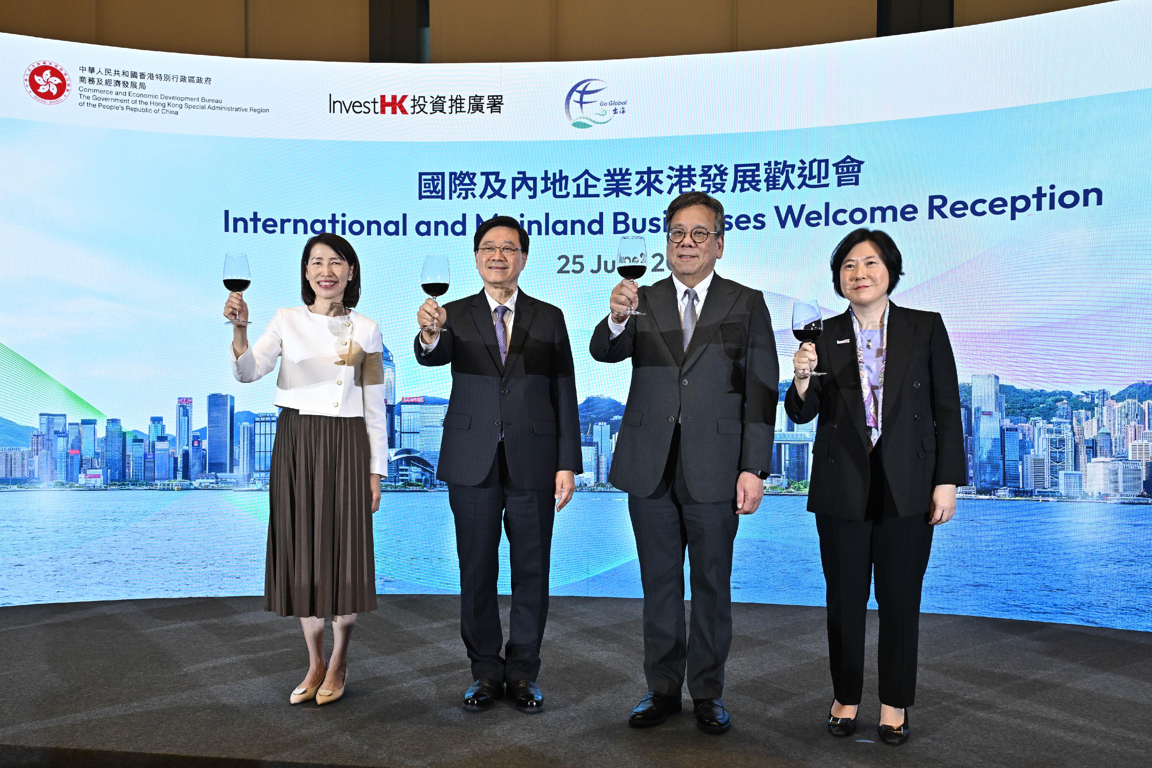 The Chief Executive, Mr John Lee (second left); the Secretary for Commerce and Economic Development, Mr Algernon Yau (second right); the Director of the Chief Executive's Office, Ms Carol Yip (first left); and the Director-General of Investment Promotion, Ms Alpha Lau (first right), toast the continued success of the enterprises setting up or expanding their businesses in Hong Kong at the annual International and Mainland Businesses Welcome Reception organised by Invest Hong Kong today (June 25).