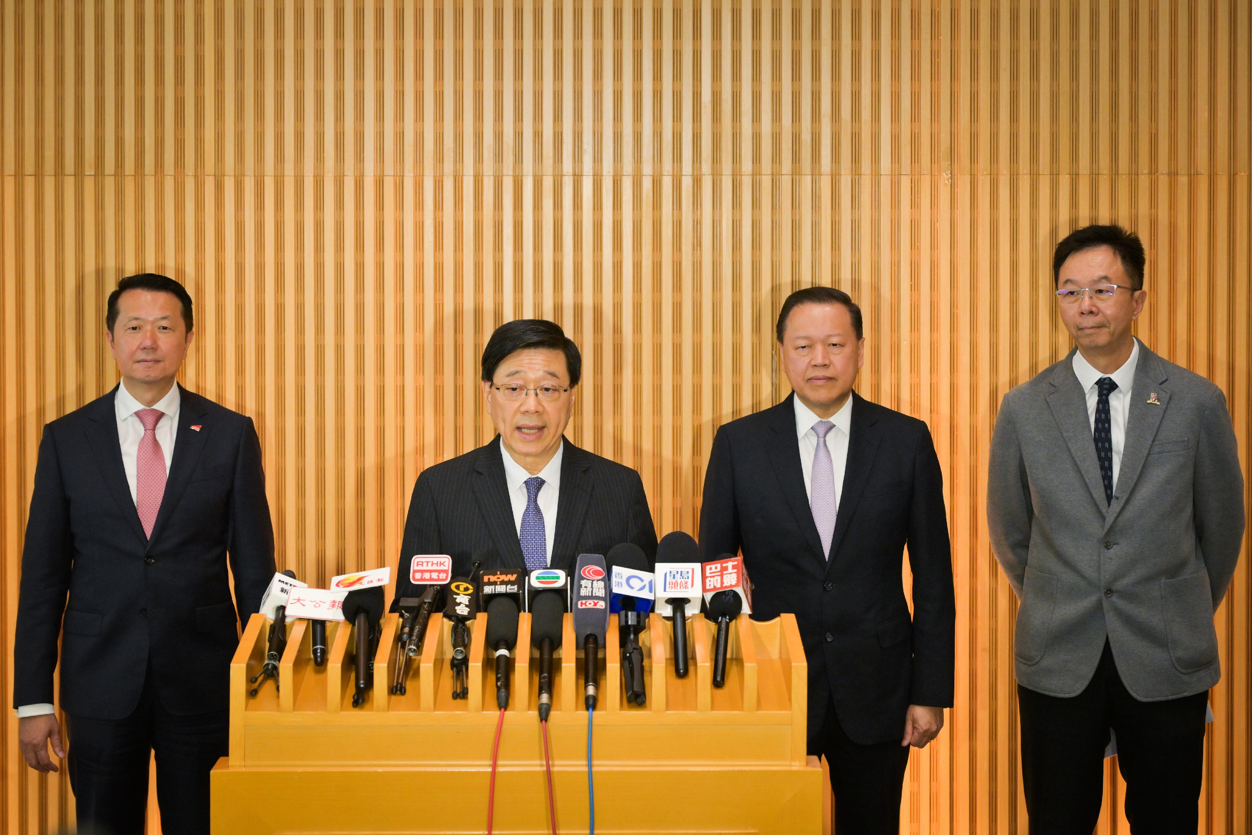 行政長官李家超（左二）今日（六月二十五日）出席五年規劃諮詢會後與高等教育界代表會見傳媒。