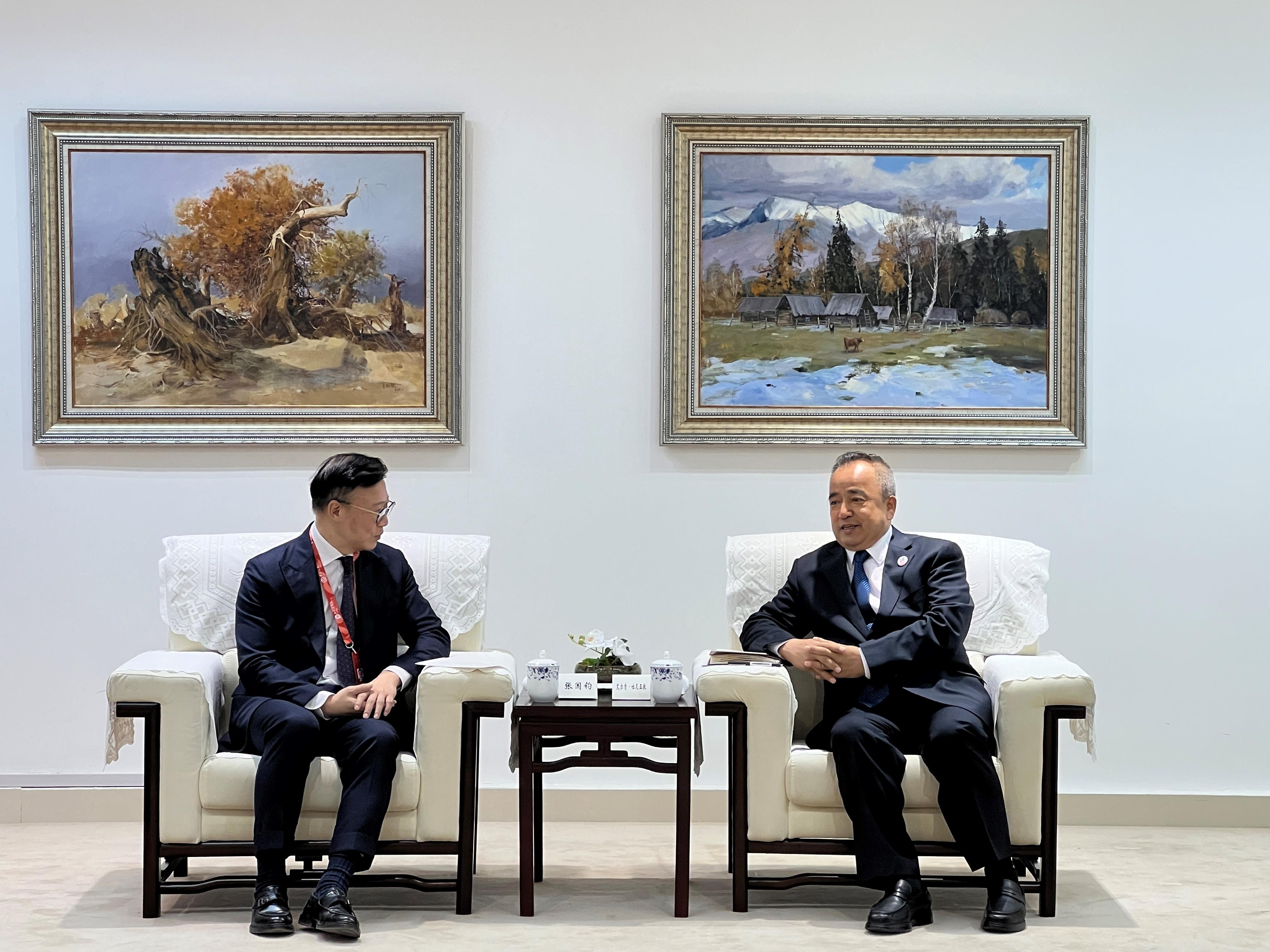 律政司副司長張國鈞博士今日（六月二十五日）在新疆烏魯木齊，代表香港特別行政區政府出席第九屆中國&mdash;亞歐博覽會。圖示張國鈞博士（左）與新疆維吾爾自治區人民政府主席艾爾肯．吐尼亞孜（右）會面。