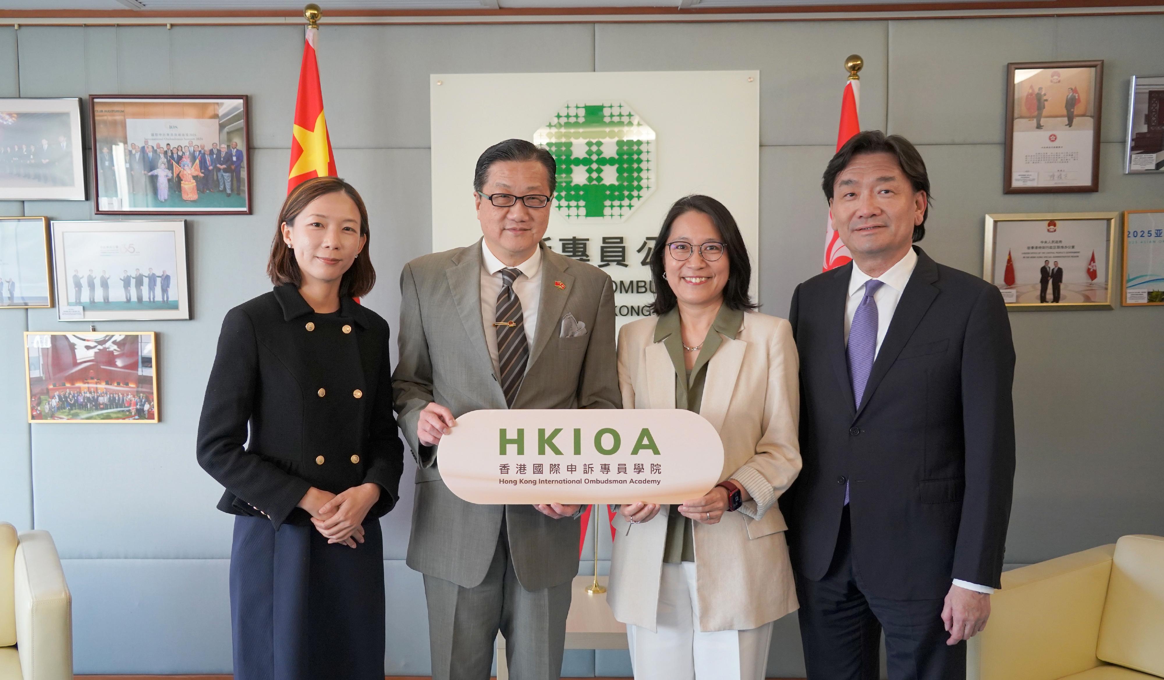 The Hong Kong International Ombudsman Academy held its first international webinar yesterday (June 24). The Ombudsman, Mr Jack Chan (second left), and two Assistant Ombudsman, Mr Kenny Tang (first right) and Ms Sally Kan (first left), spoke at the webinar, while the Chief Investigation Officer, Ms Kitty Cheng (second right), was the moderator.

