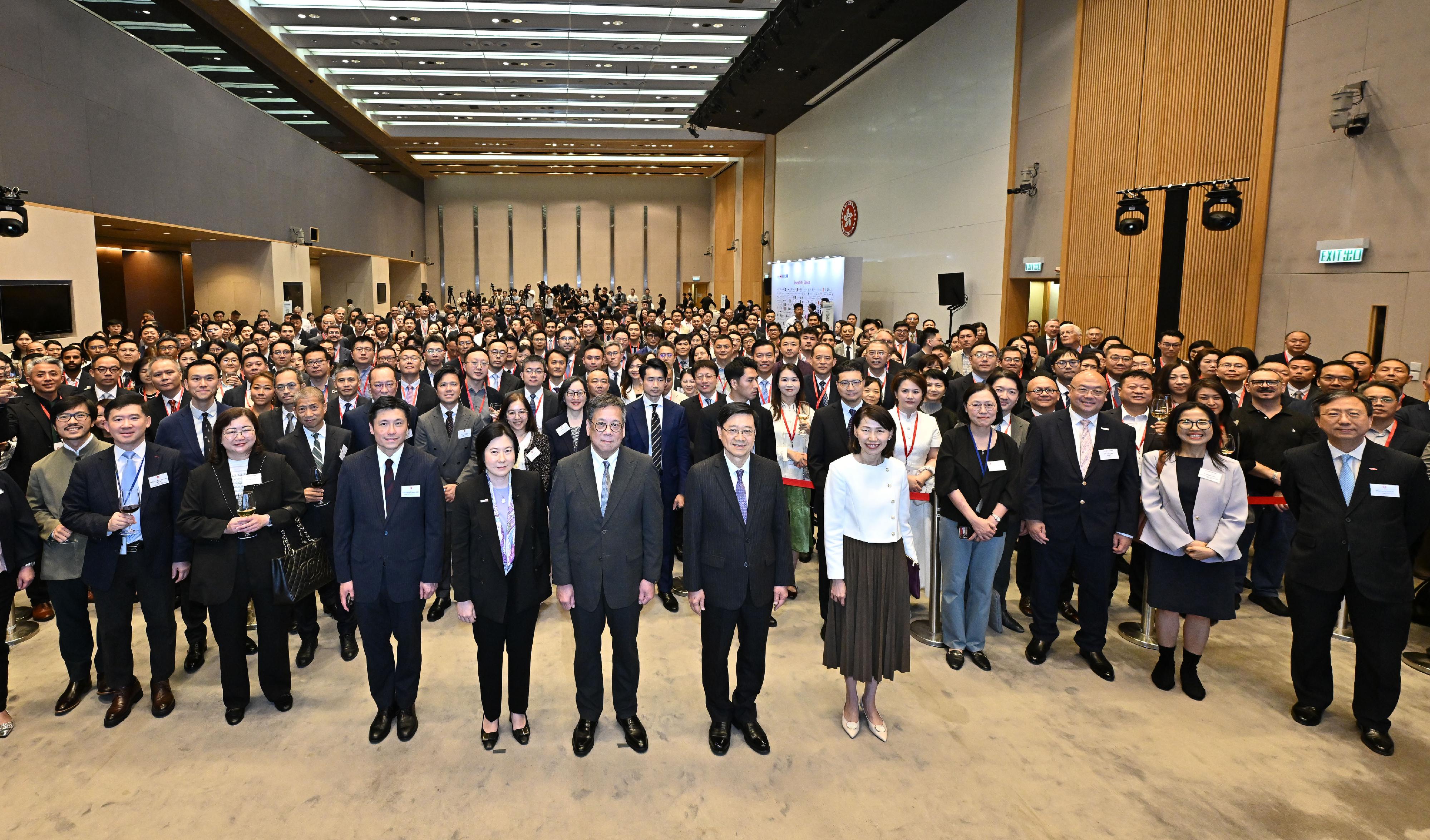 行政長官李家超（前排右二）、商務及經濟發展局局長丘應樺（前排左三）、行政長官辦公室主任葉文娟（前排右一）和投資推廣署署長劉凱旋（前排左二）今日（六月二十五日）在投資推廣署舉辦的年度國際及內地企業來港發展歡迎會上，與超過380位全球企業高層及其他來賓合照。
