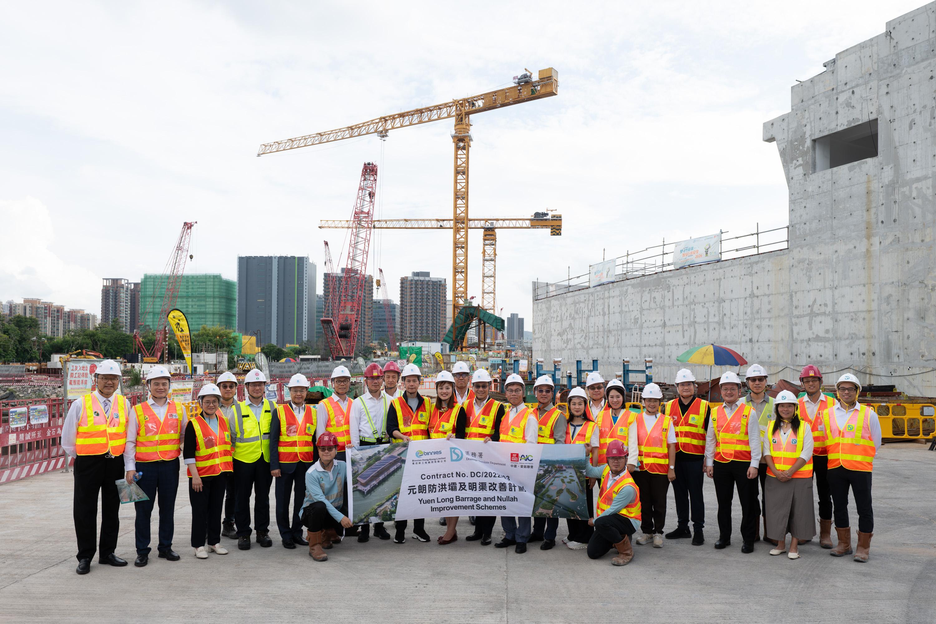 The Legislative Council (LegCo) Subcommittee on Matters Relating to the Development of Artificial Intelligence and Robotics visits the construction site of Yuen Long Barrage and Nullah Improvement Schemes Project today (June 25). Photo shows the Chairman of the Subcommittee on Matters Relating to the Development of Artificial Intelligence and Robotics, Dr Johnny Ng (front row, eighth left), Deputy Chairman, Mr Ken Lee (front row, tenth left), and other LegCo Members posing for a group photo with the Under Secretary for Innovation, Technology and Industry, Ms Lillian Cheong (front row, ninth left), the Head of Project Strategy and Governance Office of the Development Bureau, Mr Joseph Lo (front row, third right), and representatives of the Government.
