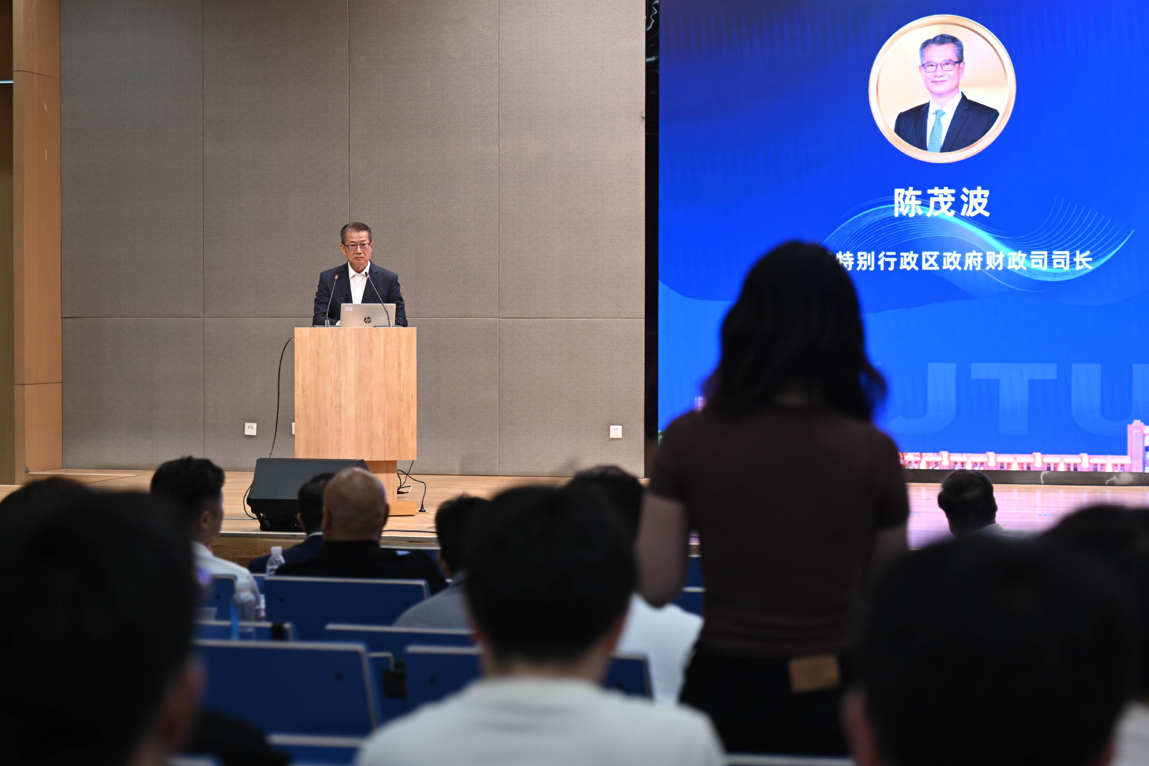 財政司司長陳茂波今日（六月二十五日）下午轉往西安訪問。圖示陳茂波於西安交通大學與學生交流。