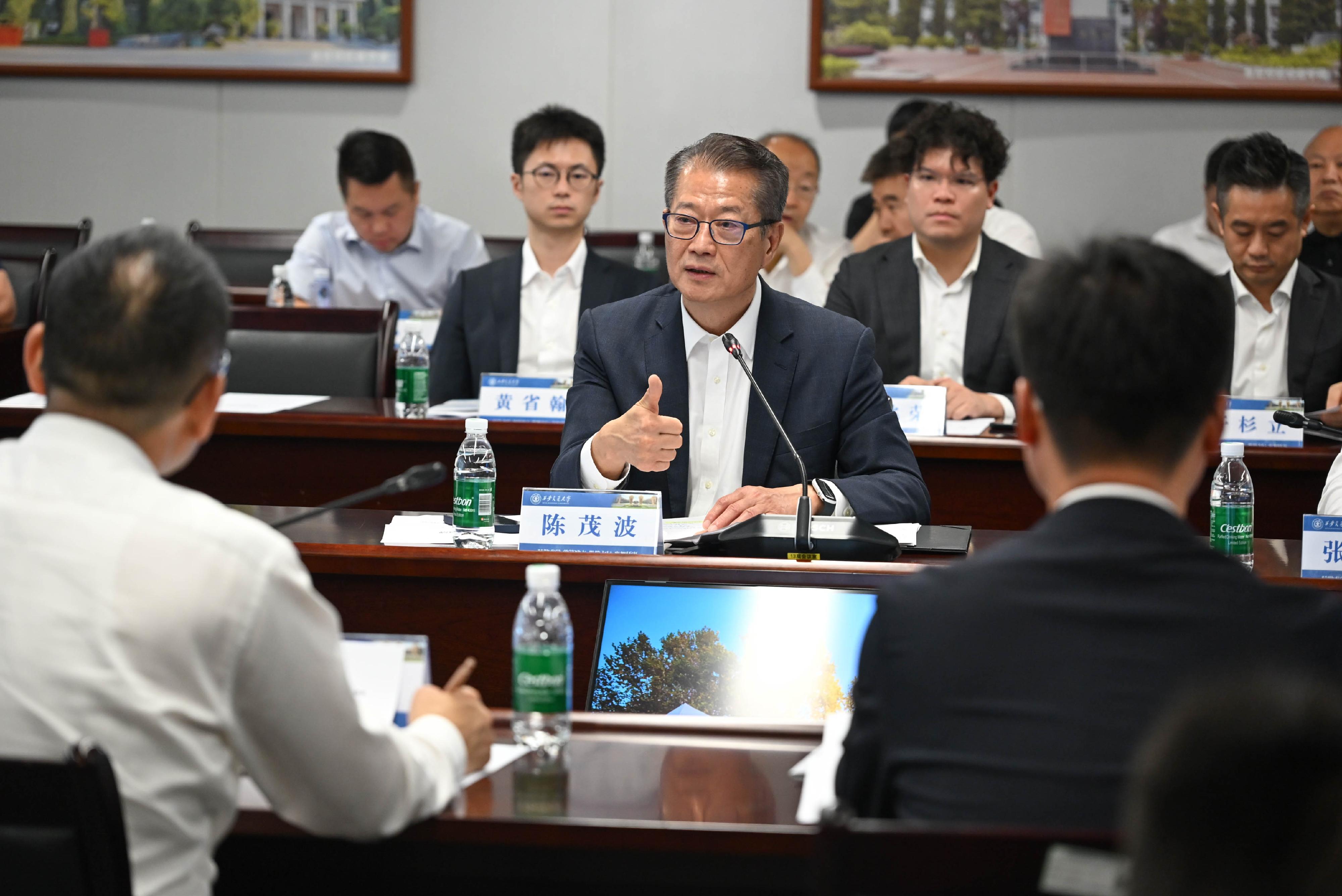 The Financial Secretary, Mr Paul Chan, visited Xi'an this afternoon (June 25). Photo shows Mr Chan (centre) exchanging views with representatives of technology enterprises at Xi&rsquo;an Jiaotong University.
