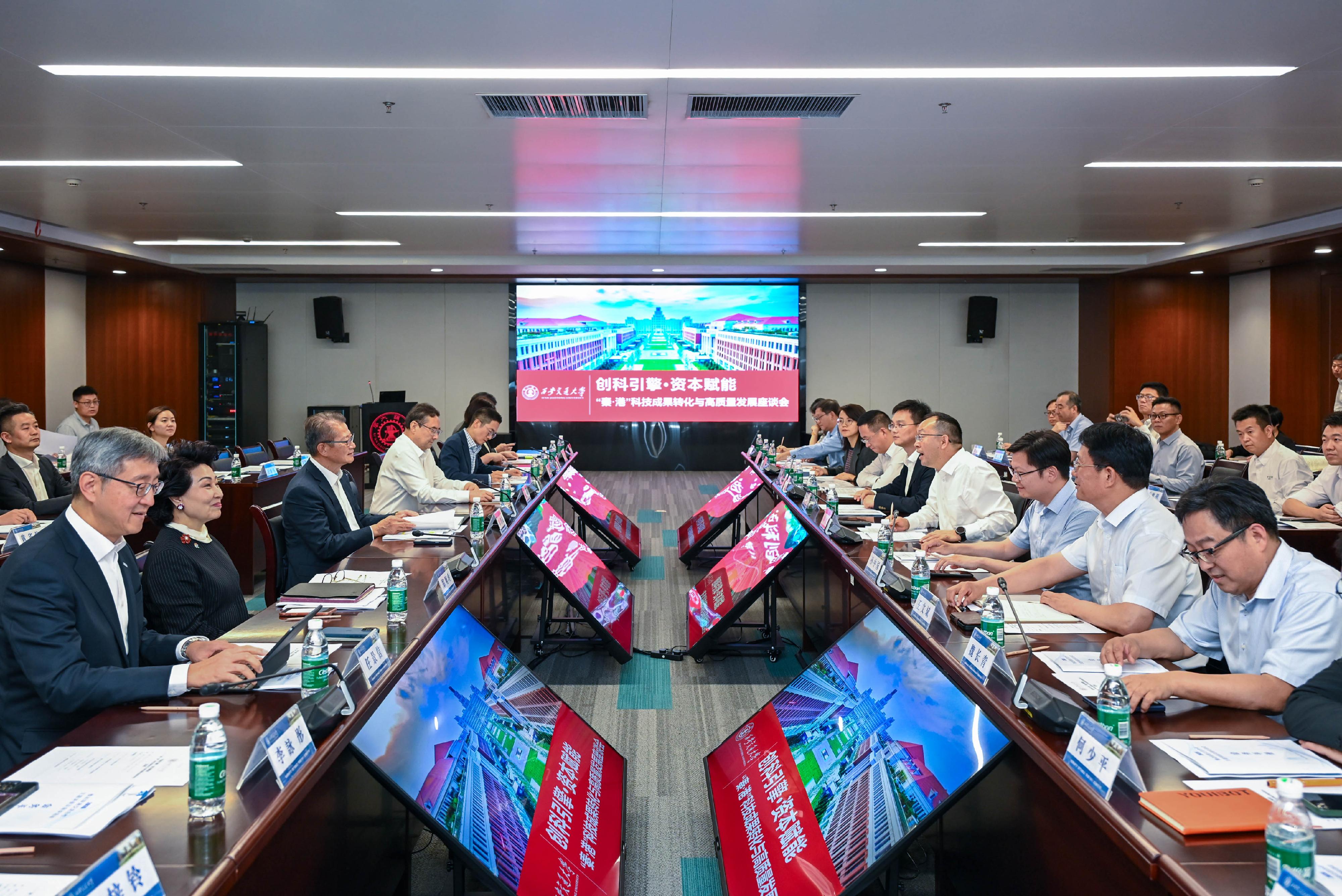 The Financial Secretary, Mr Paul Chan, visited Xi'an this afternoon (June 25). Photo shows Mr Chan (third left) exchanging views with representatives of technology enterprises at Xi&rsquo;an Jiaotong University.