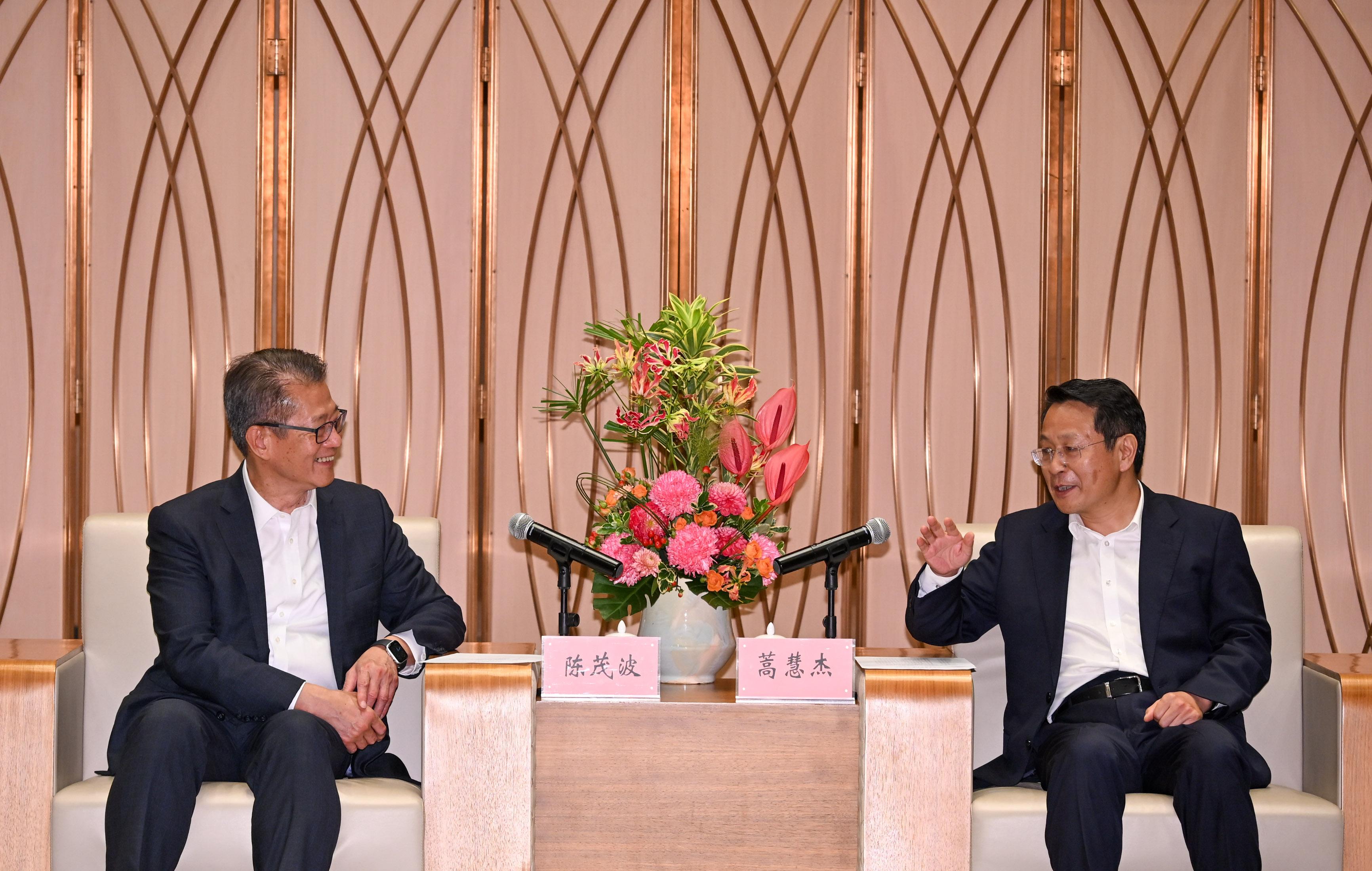 The Financial Secretary, Mr Paul Chan, visited Xi'an today (June 25). Photo shows Mr Chan (left) calling on the Secretary of the CPC Xi'an Municipal Committee, Mr Hao Huijie (right).
